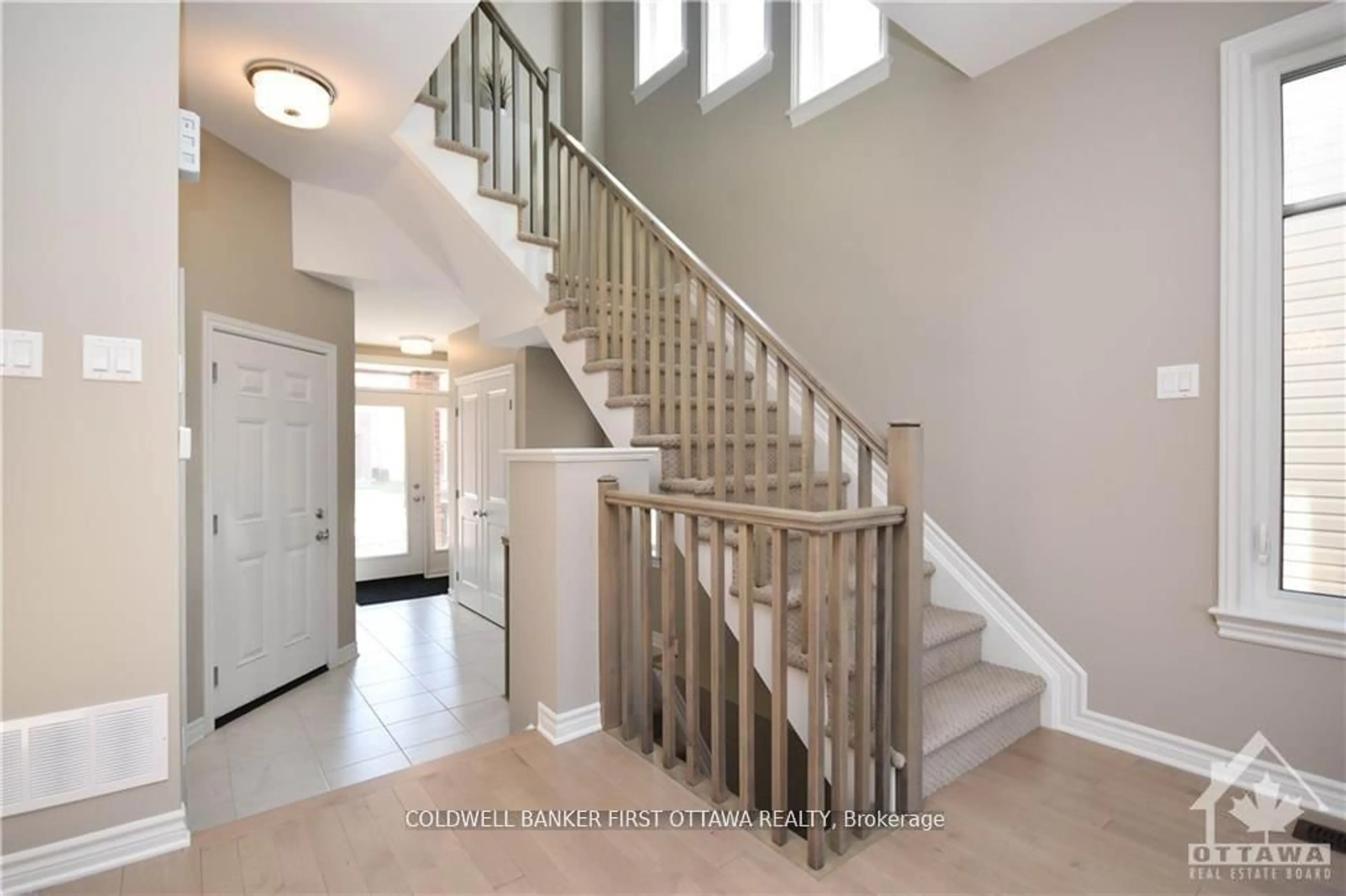 Indoor entryway for 183 ANGELONIA Cres, Ottawa Ontario K1T 0Y4