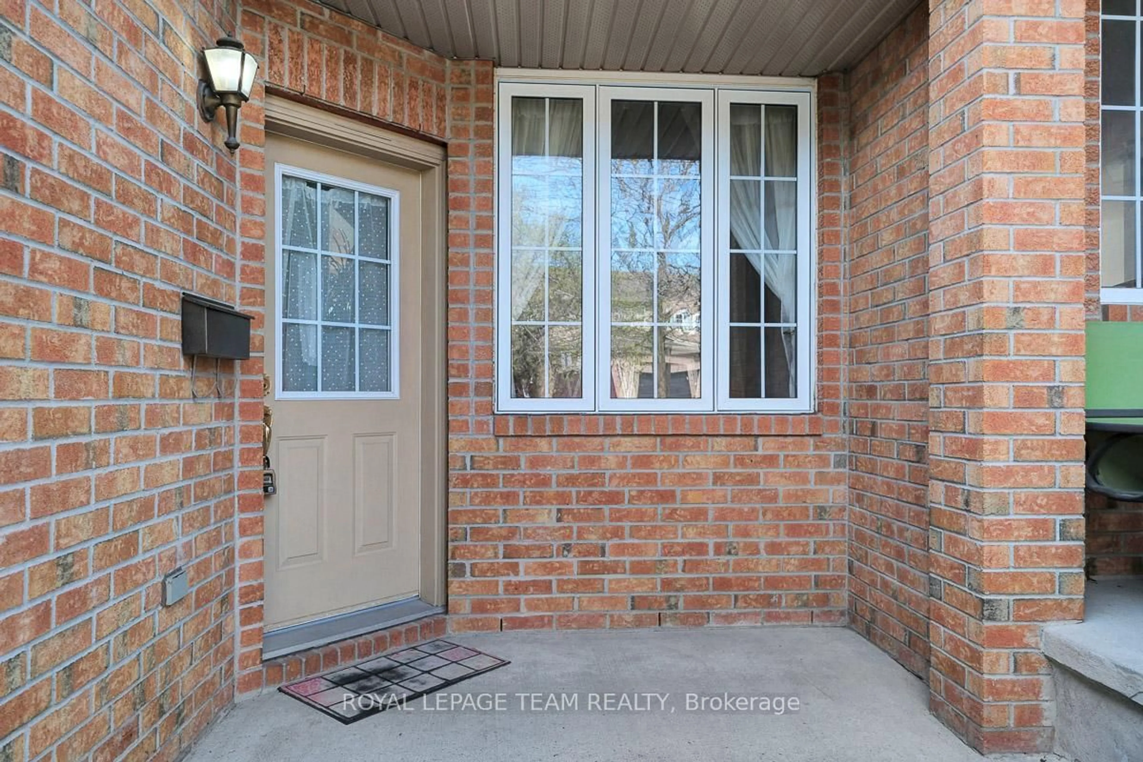 Indoor entryway for 57 Cargrove Private, Ottawa Ontario K1K 4Y7