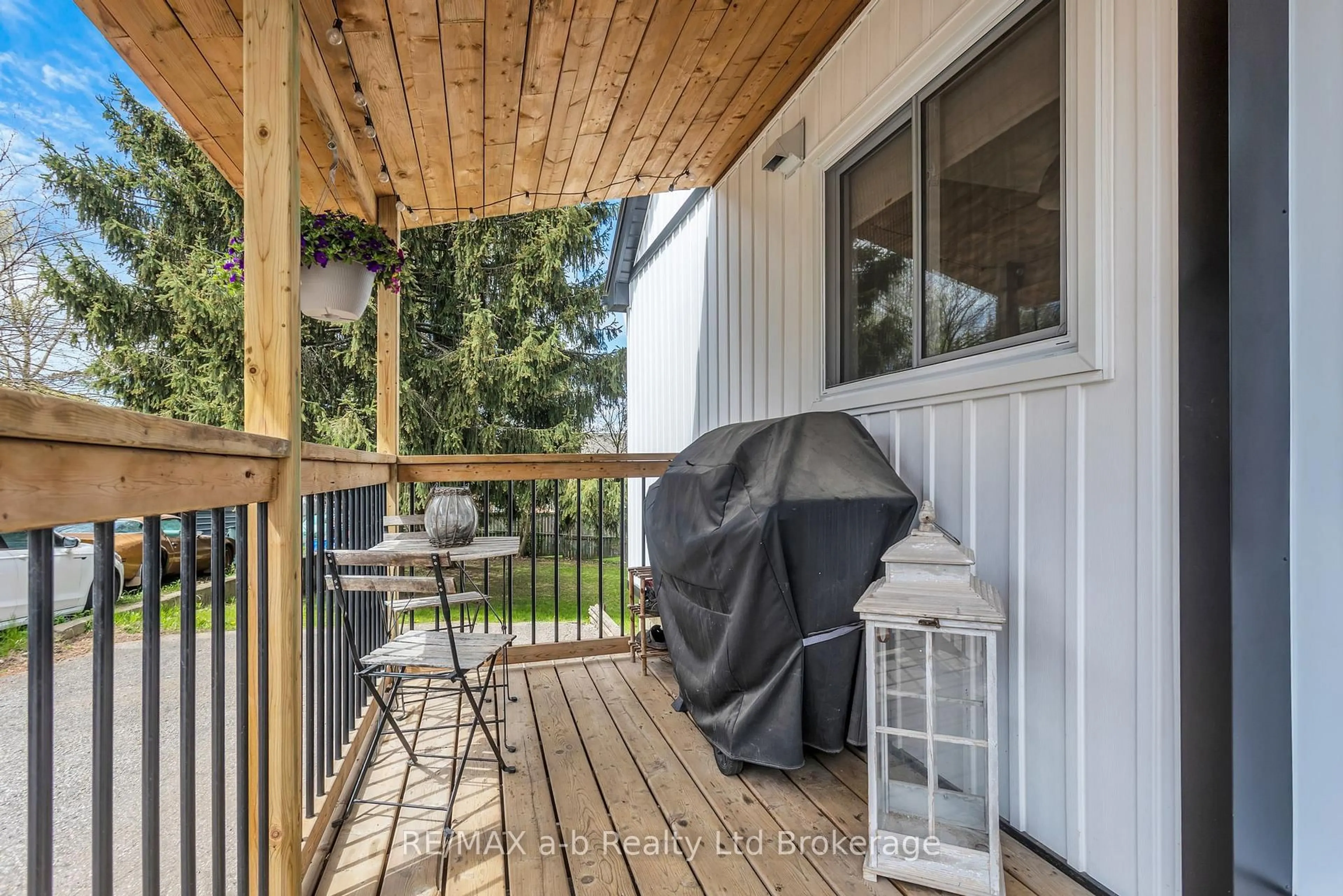 Patio, water/lake/river/ocean view for 34 Dover St, Woodstock Ontario N4S 3L8