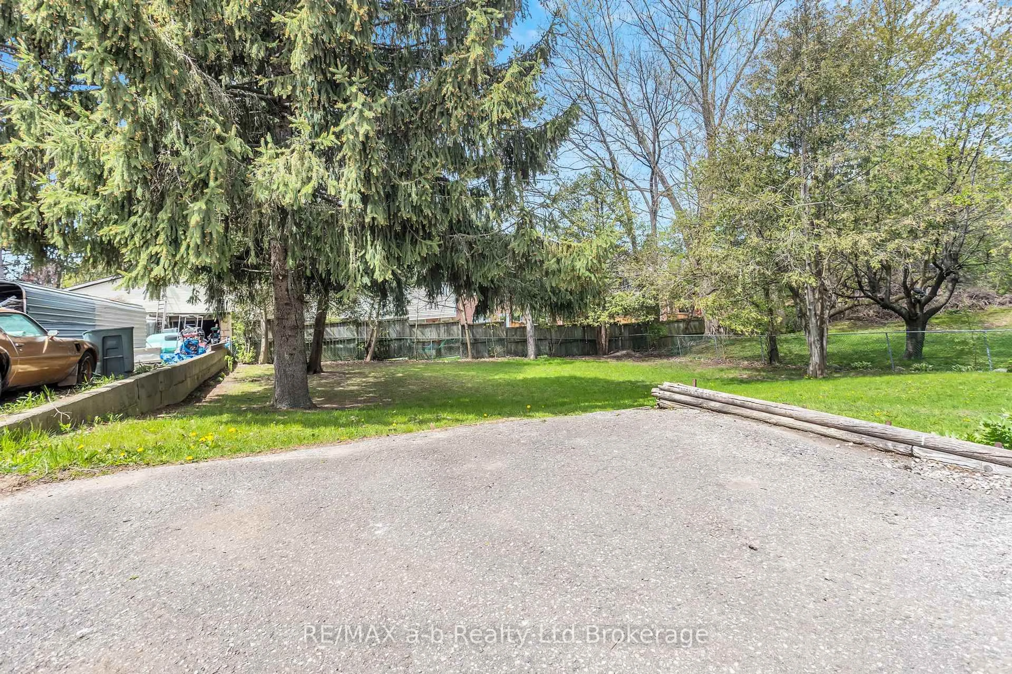 A pic from outside/outdoor area/front of a property/back of a property/a pic from drone, unknown for 34 Dover St, Woodstock Ontario N4S 3L8