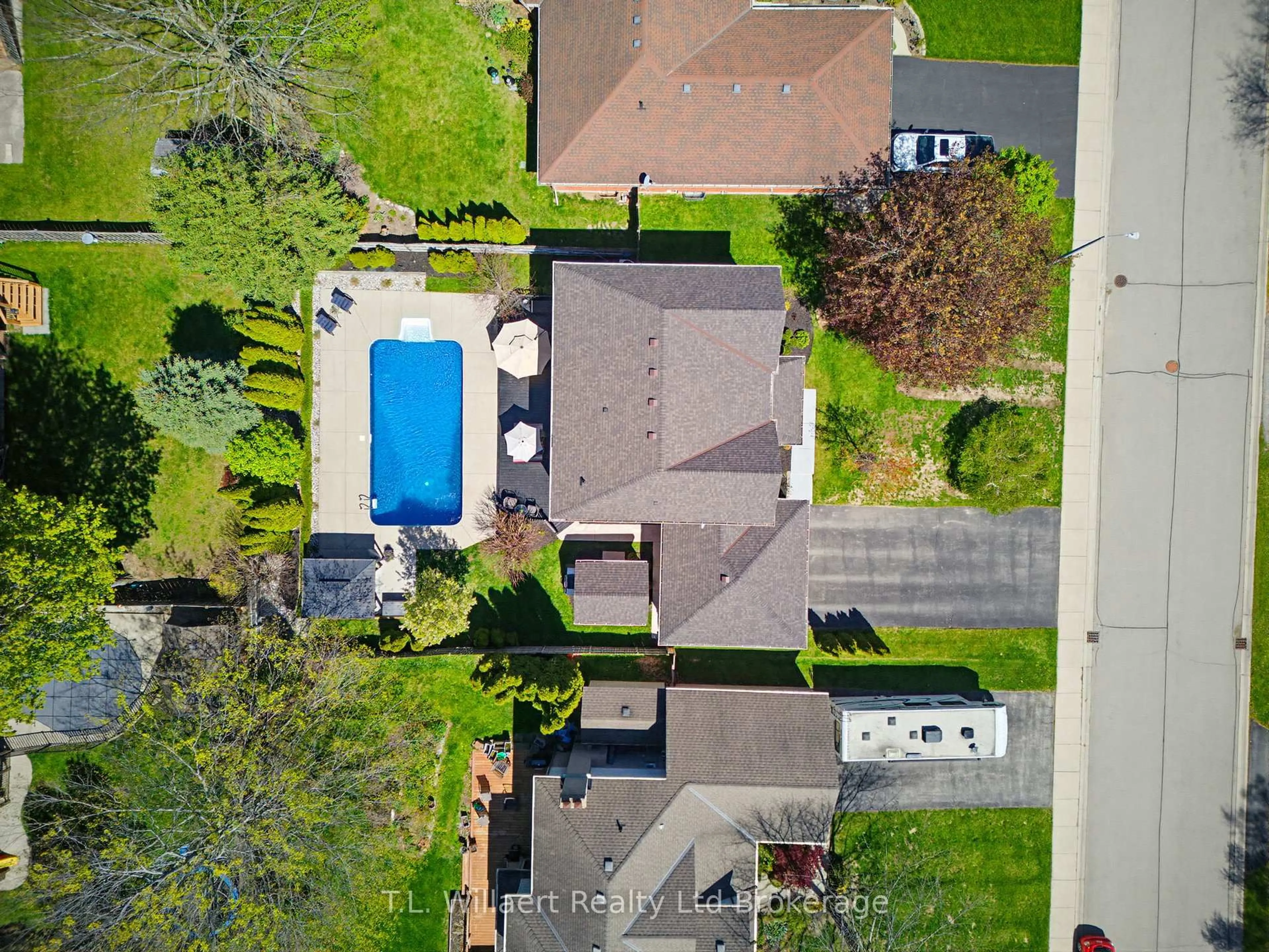A pic from outside/outdoor area/front of a property/back of a property/a pic from drone, street for 10 Woodside Dr, Tillsonburg Ontario N4G 5P9