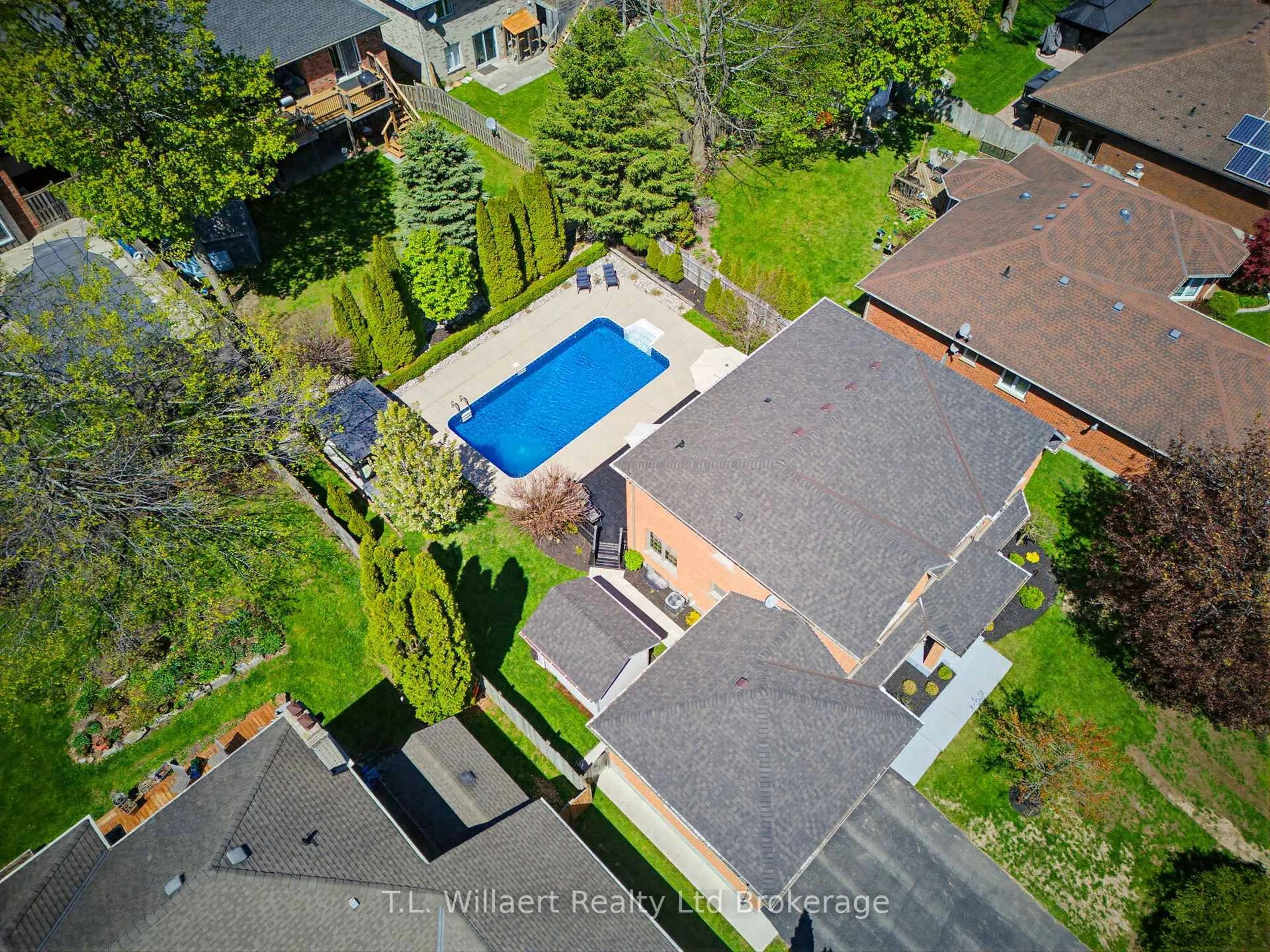 A pic from outside/outdoor area/front of a property/back of a property/a pic from drone, street for 10 Woodside Dr, Tillsonburg Ontario N4G 5P9