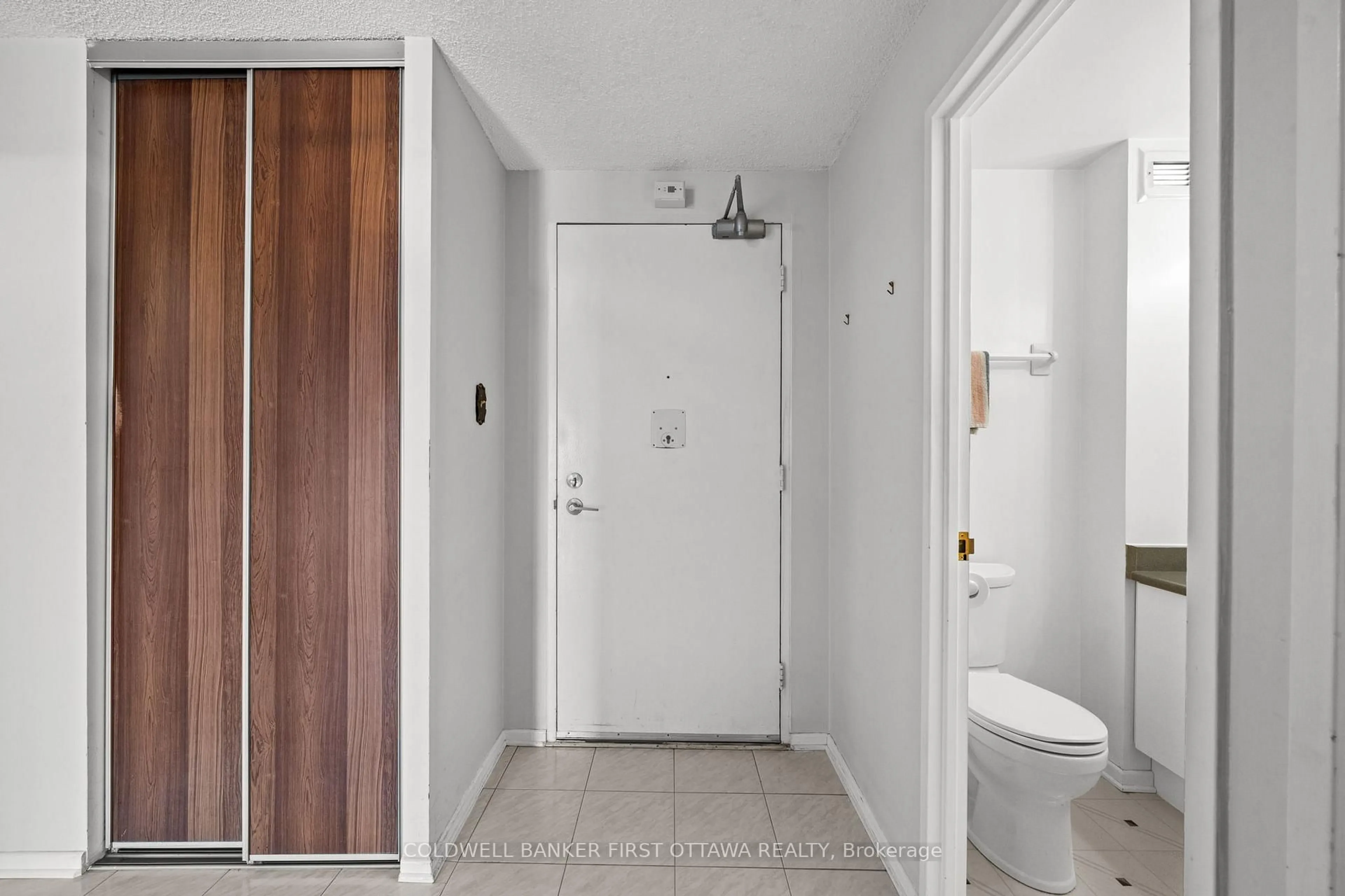 Indoor entryway for 1100 Ambleside Dr #411, Ottawa Ontario K2B 8G6