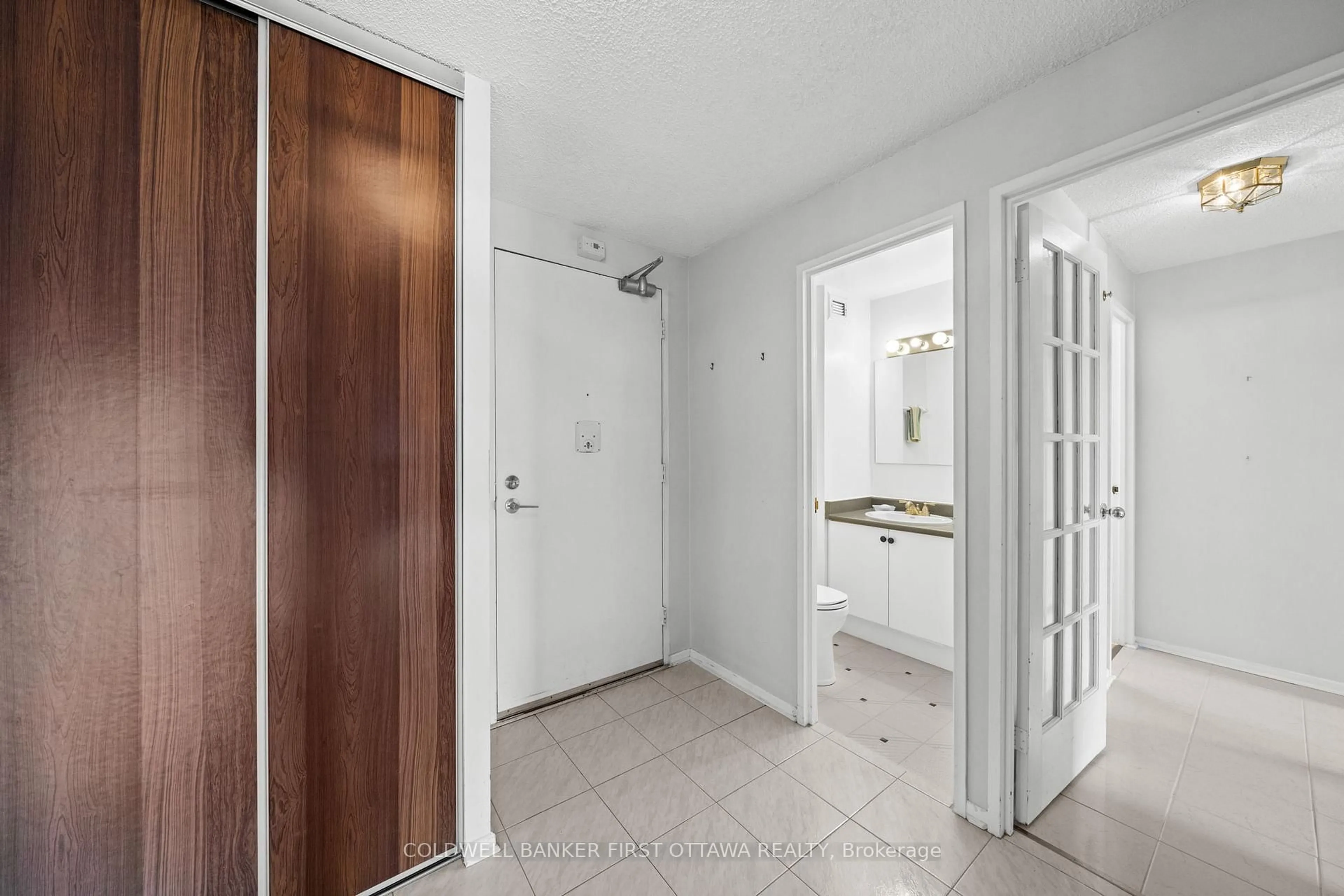 Indoor entryway for 1100 Ambleside Dr #411, Ottawa Ontario K2B 8G6