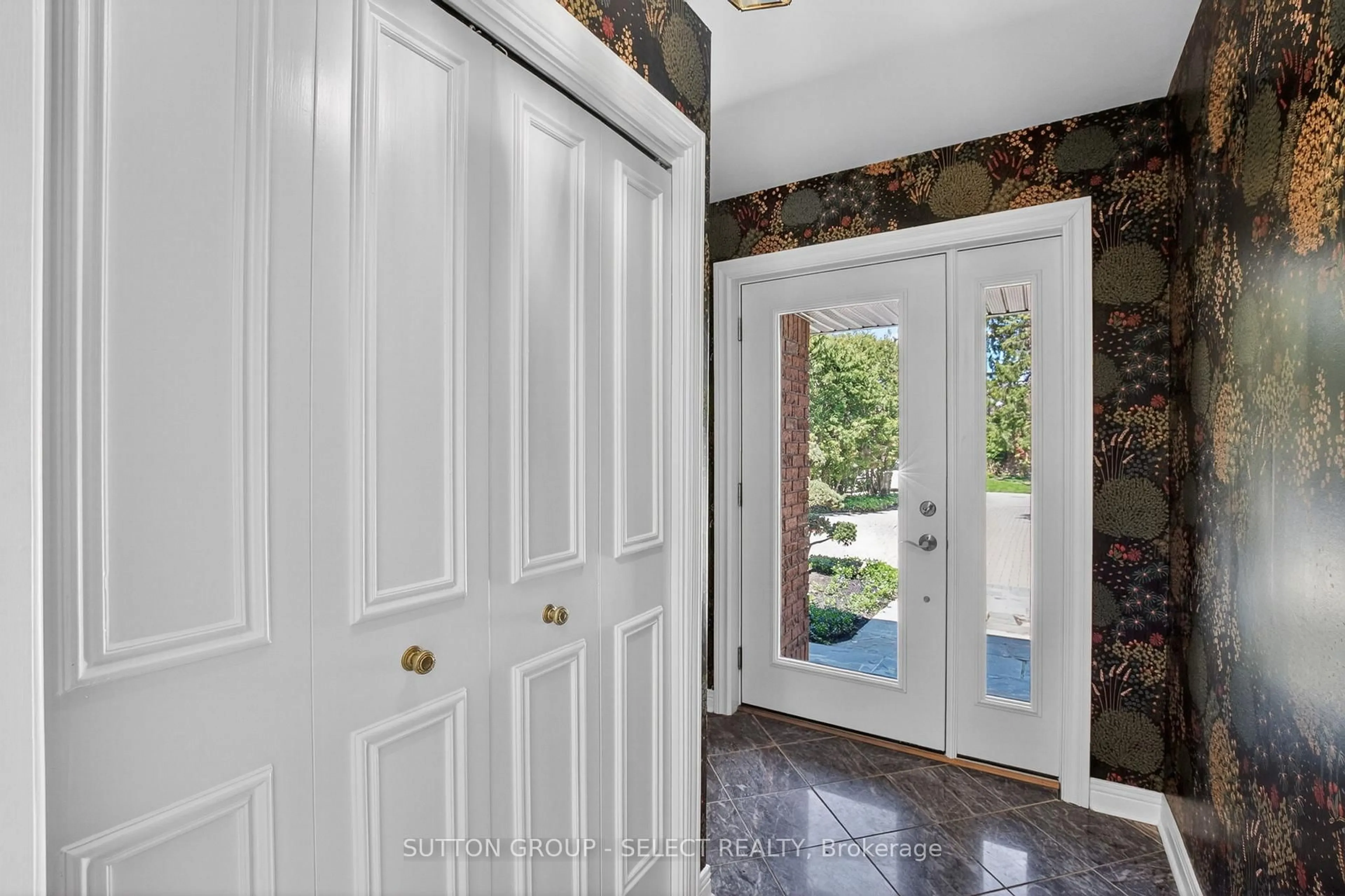 Indoor entryway for 8 Tallwood Circ, London North Ontario N5X 2S1