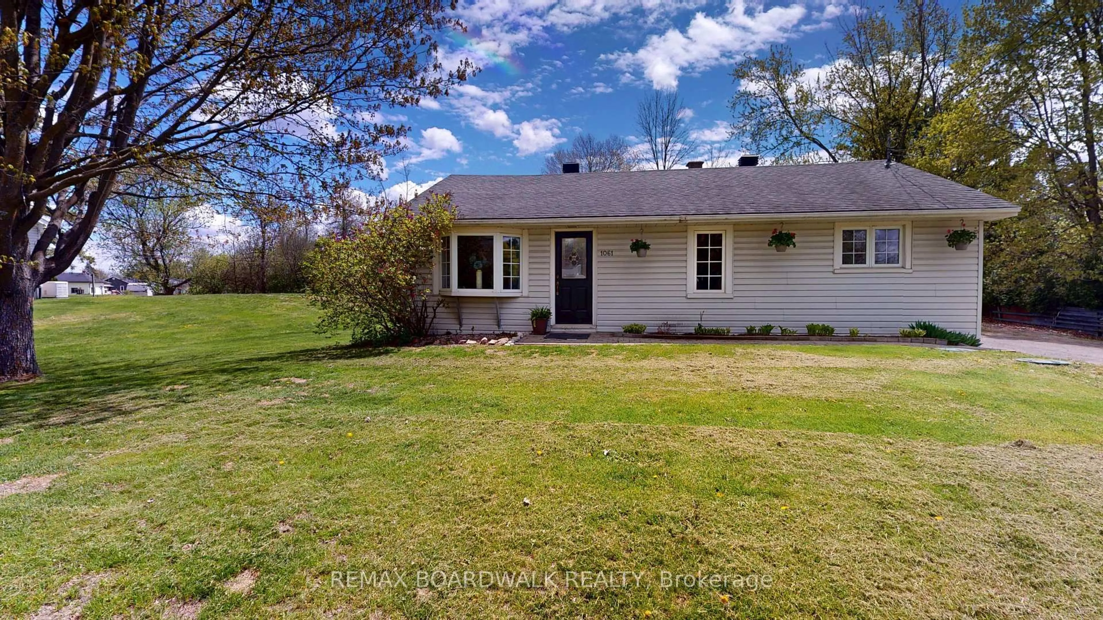 A pic from outside/outdoor area/front of a property/back of a property/a pic from drone, street for 1061 Centennial Rd, Brockville Ontario K6V 5T4