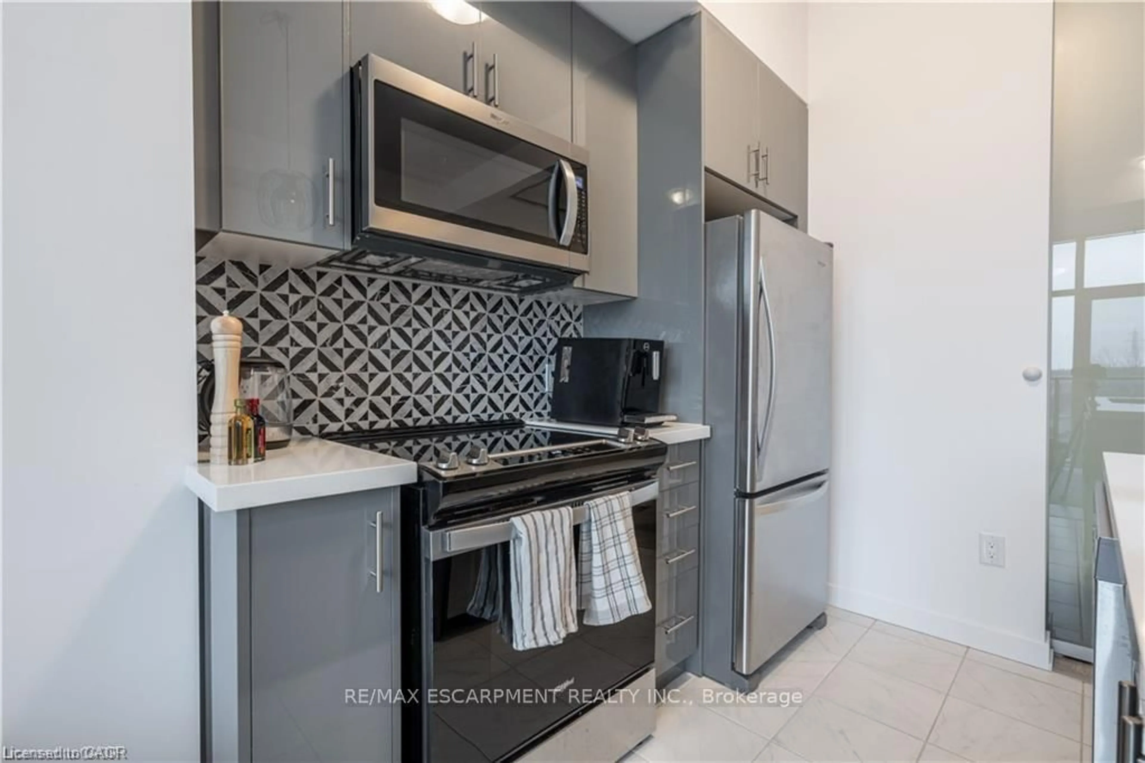 Standard kitchen, ceramic/tile floor for 450 Dundas St #419, Hamilton Ontario L8B 1Z2