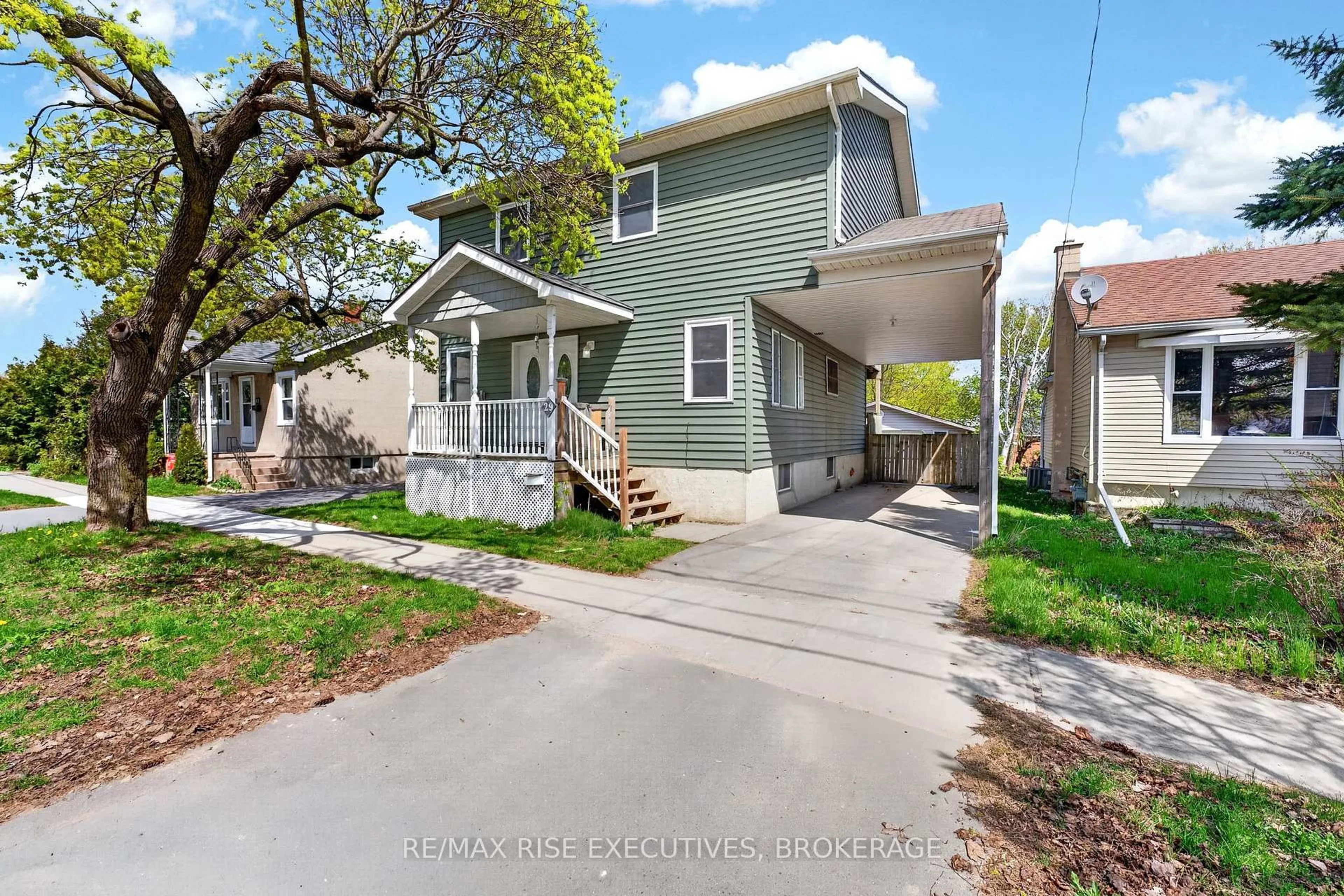 A pic from outside/outdoor area/front of a property/back of a property/a pic from drone, street for 29 Seventh Ave, Kingston Ontario K7K 2M2