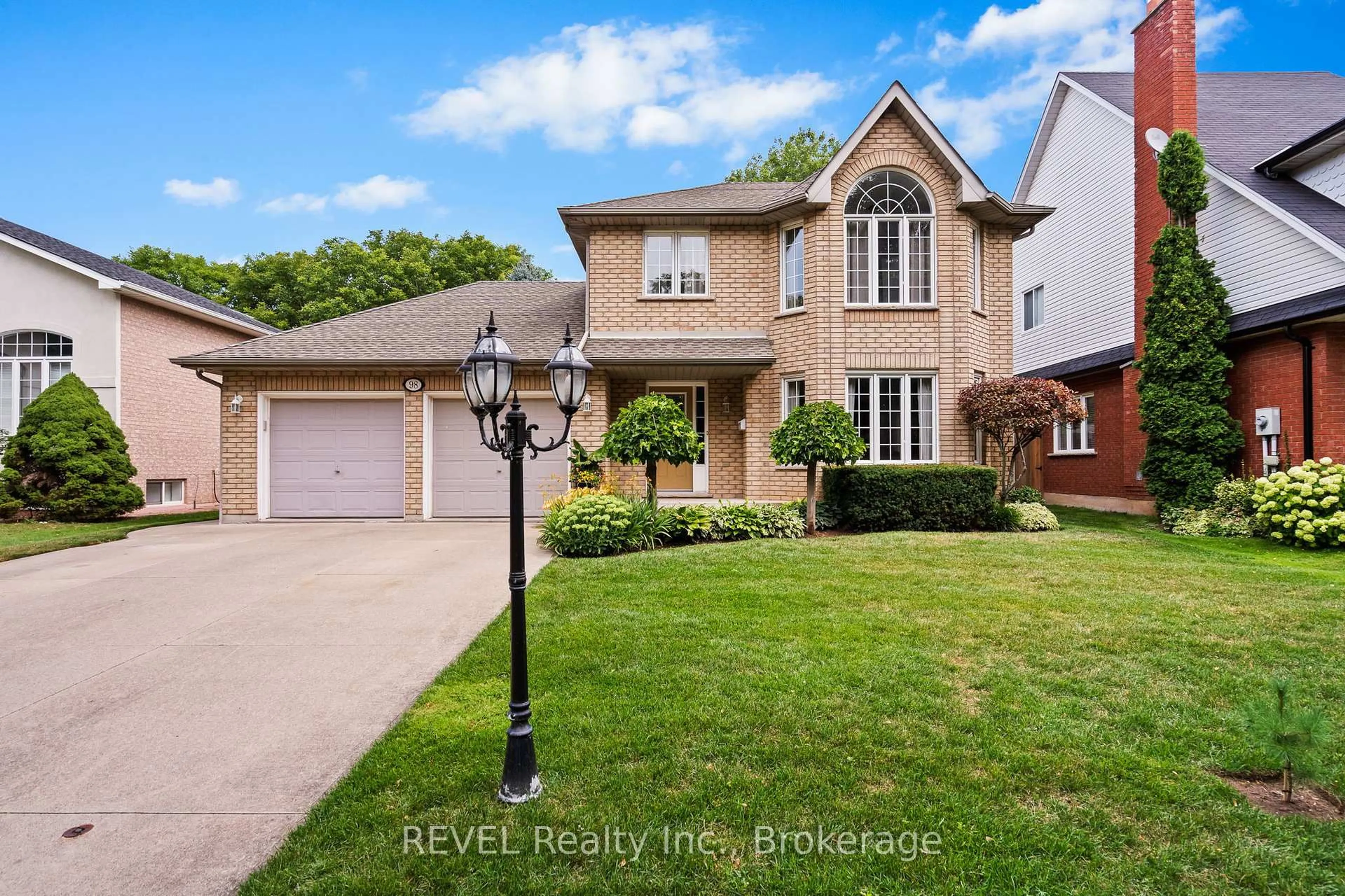Home with brick exterior material, street for 98 Debora Dr, Grimsby Ontario L3M 4J3