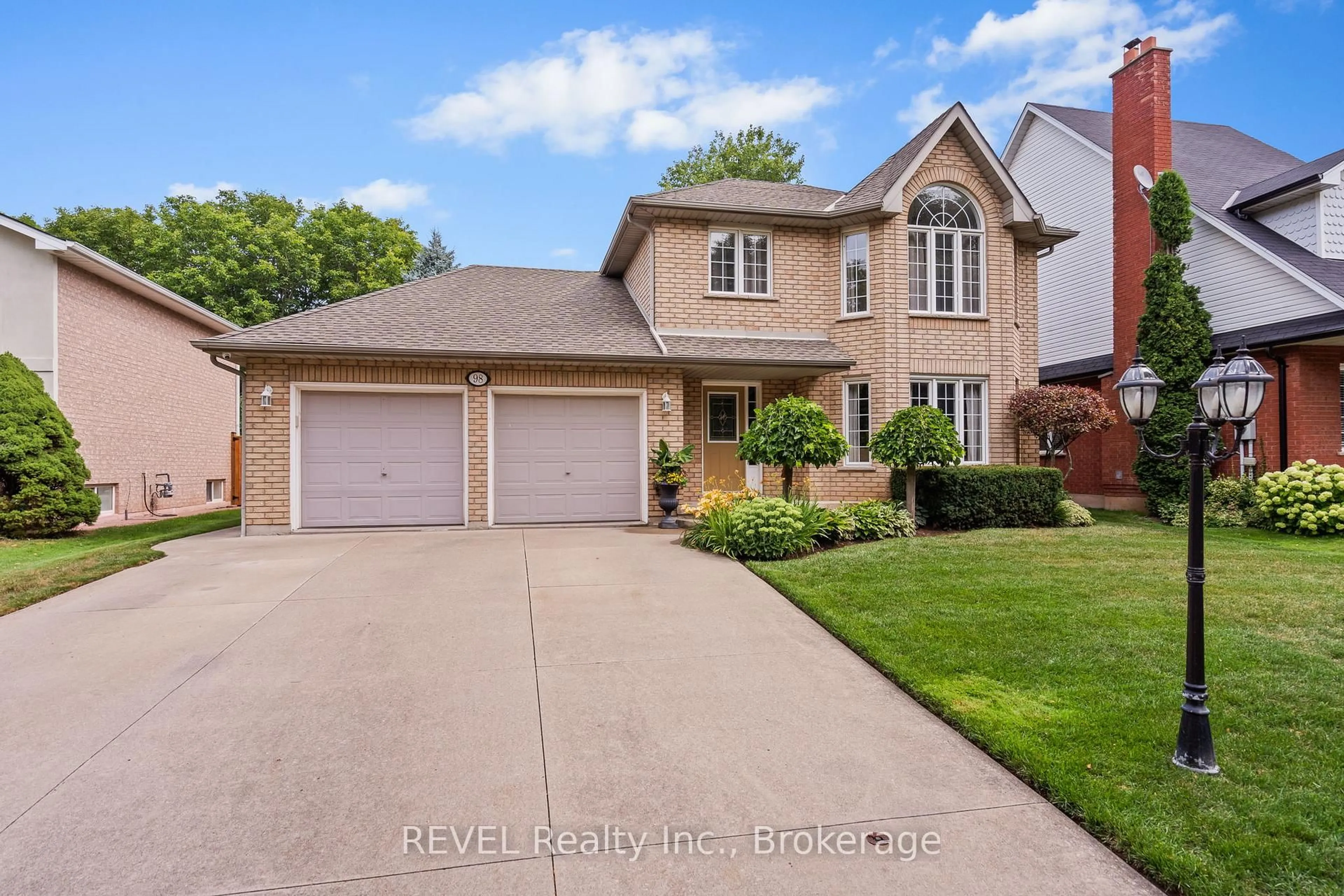 Home with vinyl exterior material, street for 98 Debora Dr, Grimsby Ontario L3M 4J3