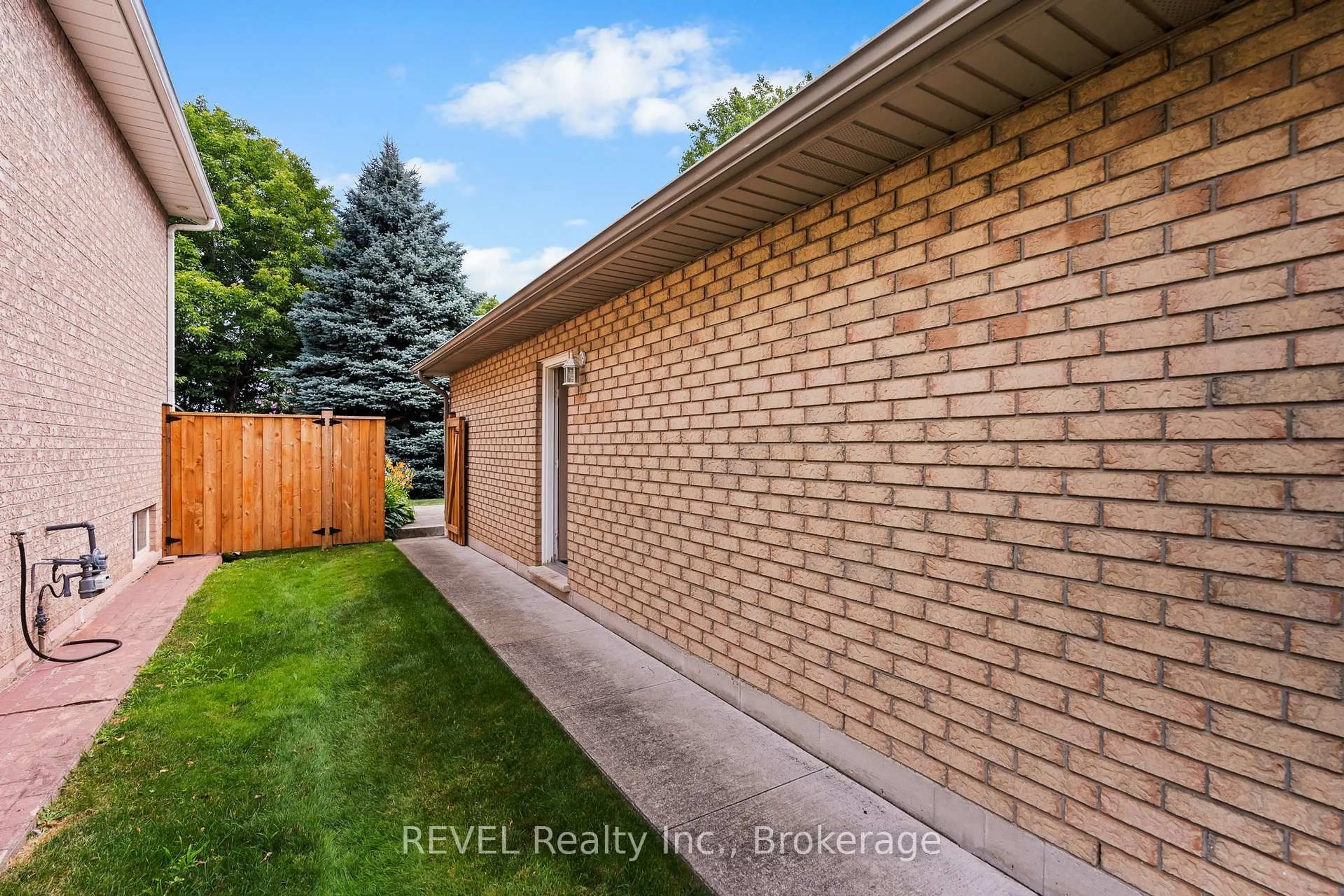 Home with brick exterior material, street for 98 Debora Dr, Grimsby Ontario L3M 4J3