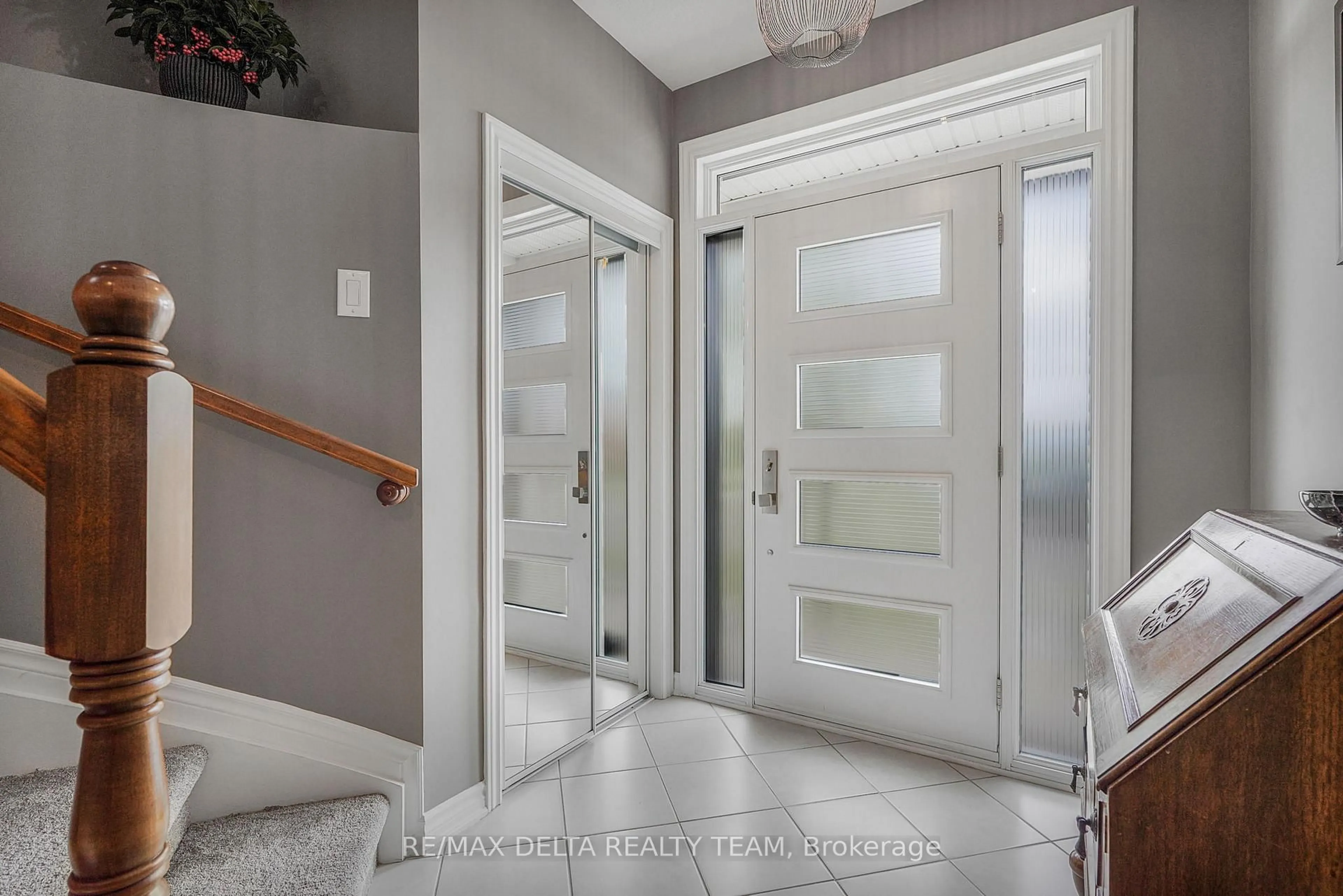 Indoor entryway for 208 Serra Rdge, Ottawa Ontario K4A 0V8
