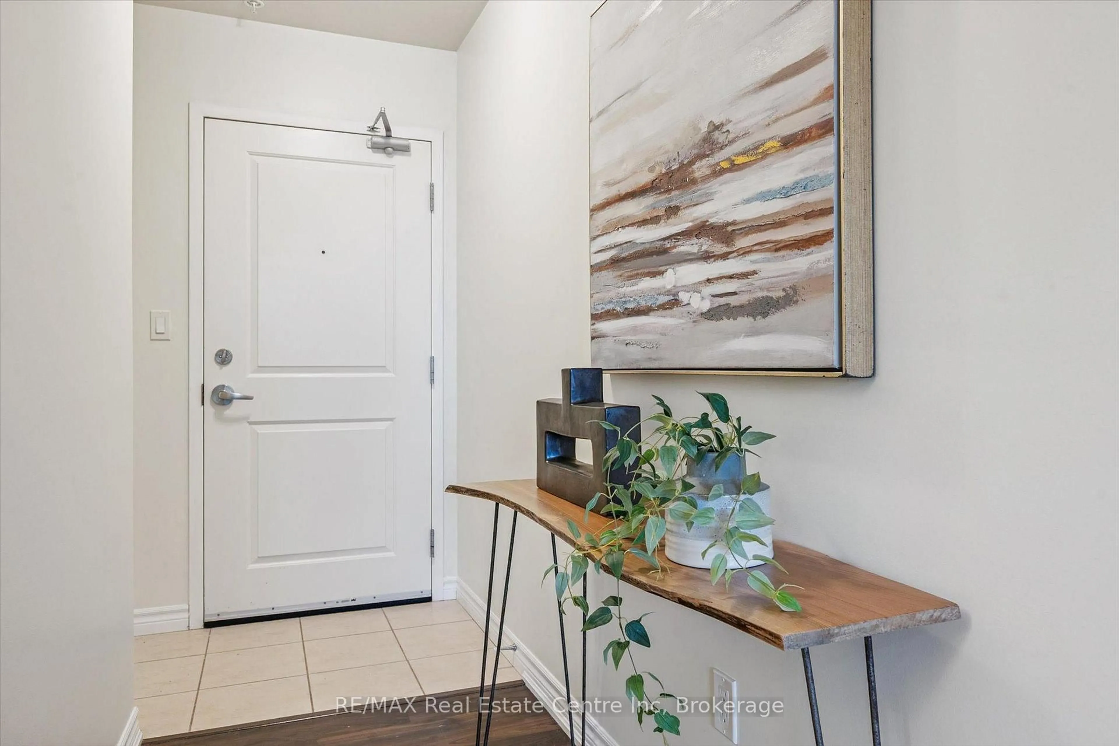 Indoor entryway for 1280 Gordon St #210, Guelph Ontario N1L 0N6