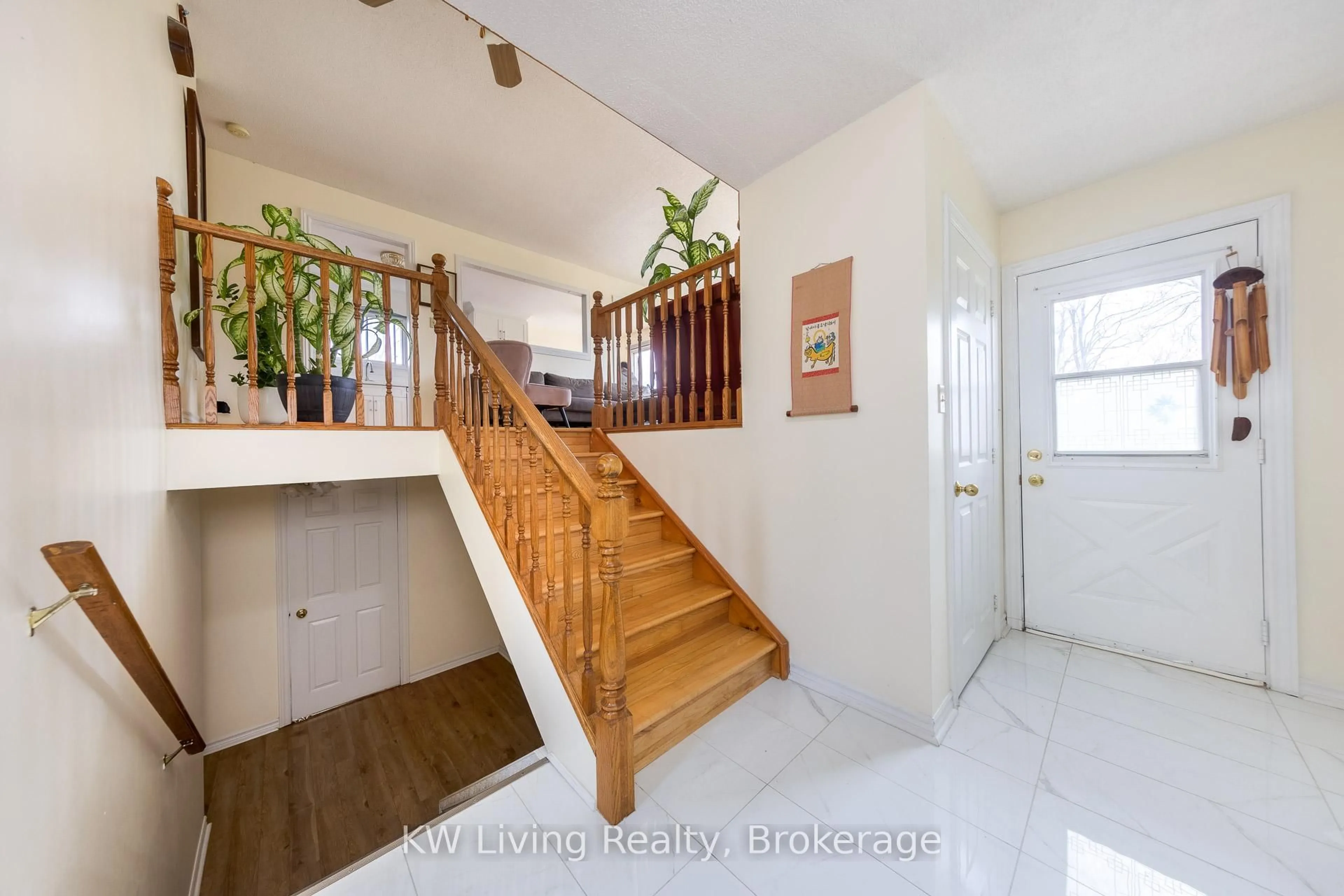 Indoor foyer for 833 Fairbairn St, Peterborough Ontario K9H 6B9