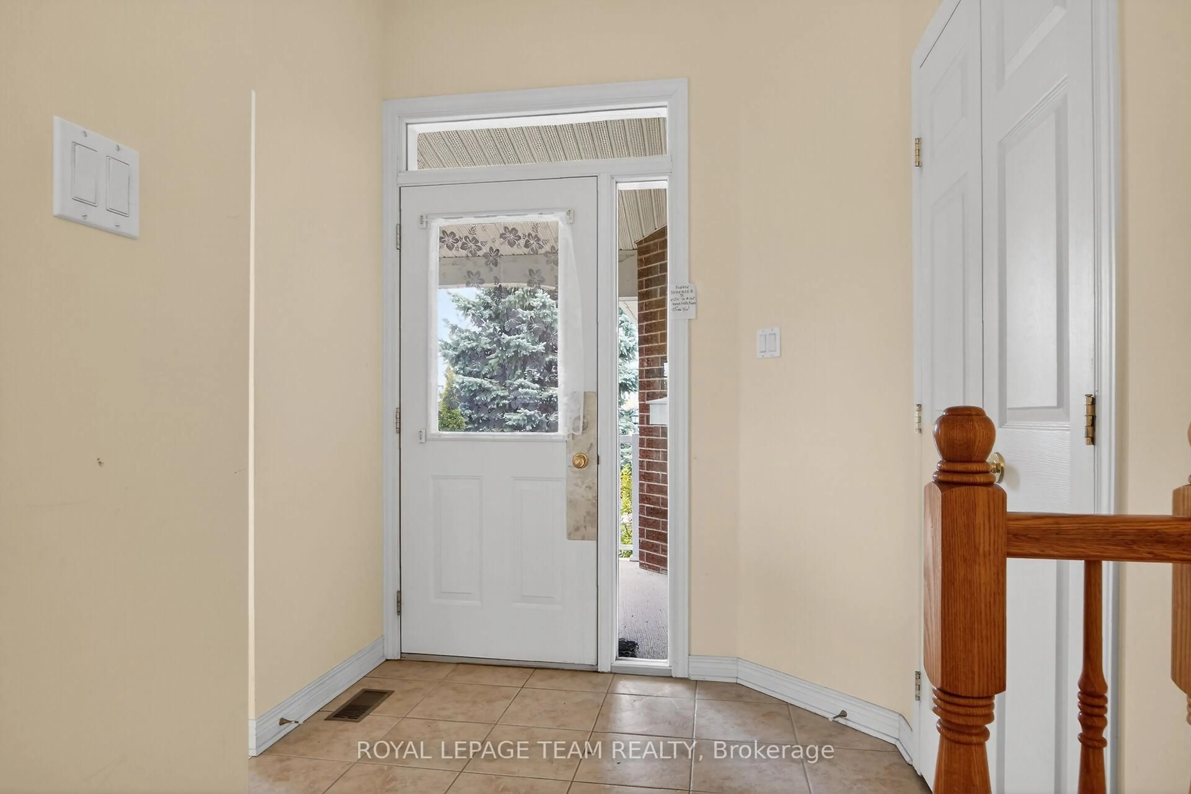Indoor entryway for 78 Amberlakes Dr, Ottawa Ontario K2S 2A2