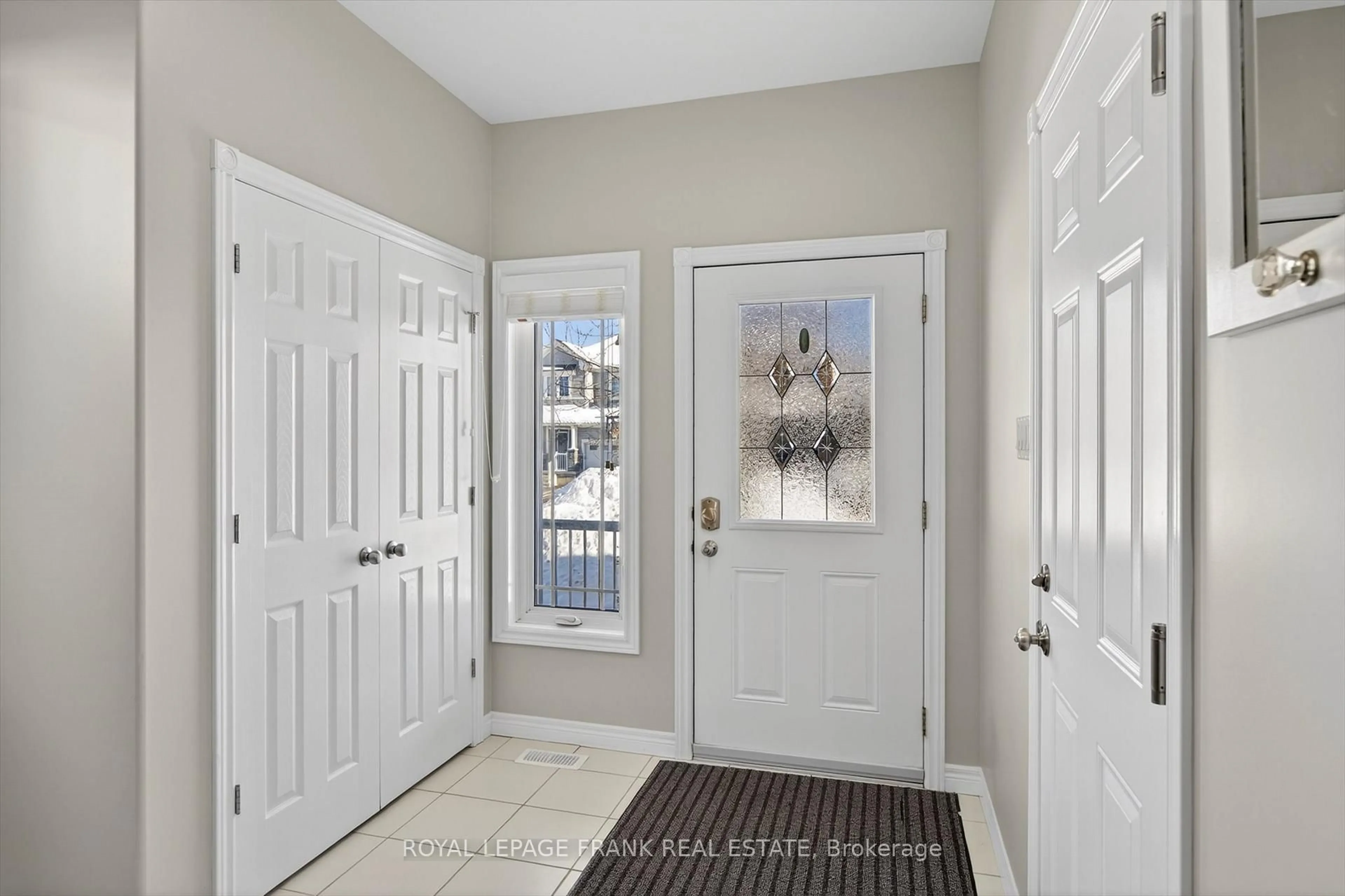 Indoor entryway for 859 Emery Way, Peterborough Ontario K9J 0H7