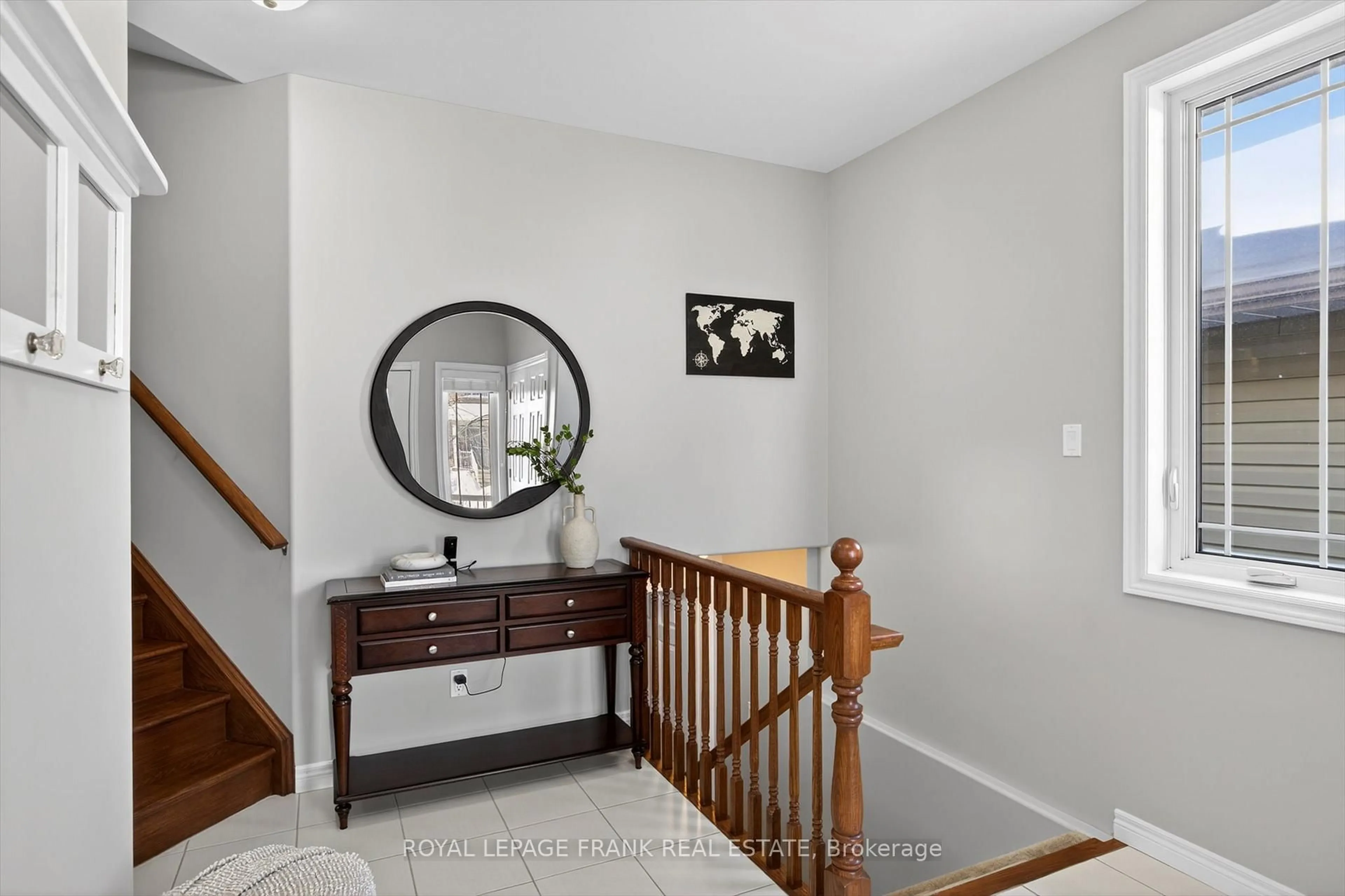 Indoor entryway for 859 Emery Way, Peterborough Ontario K9J 0H7