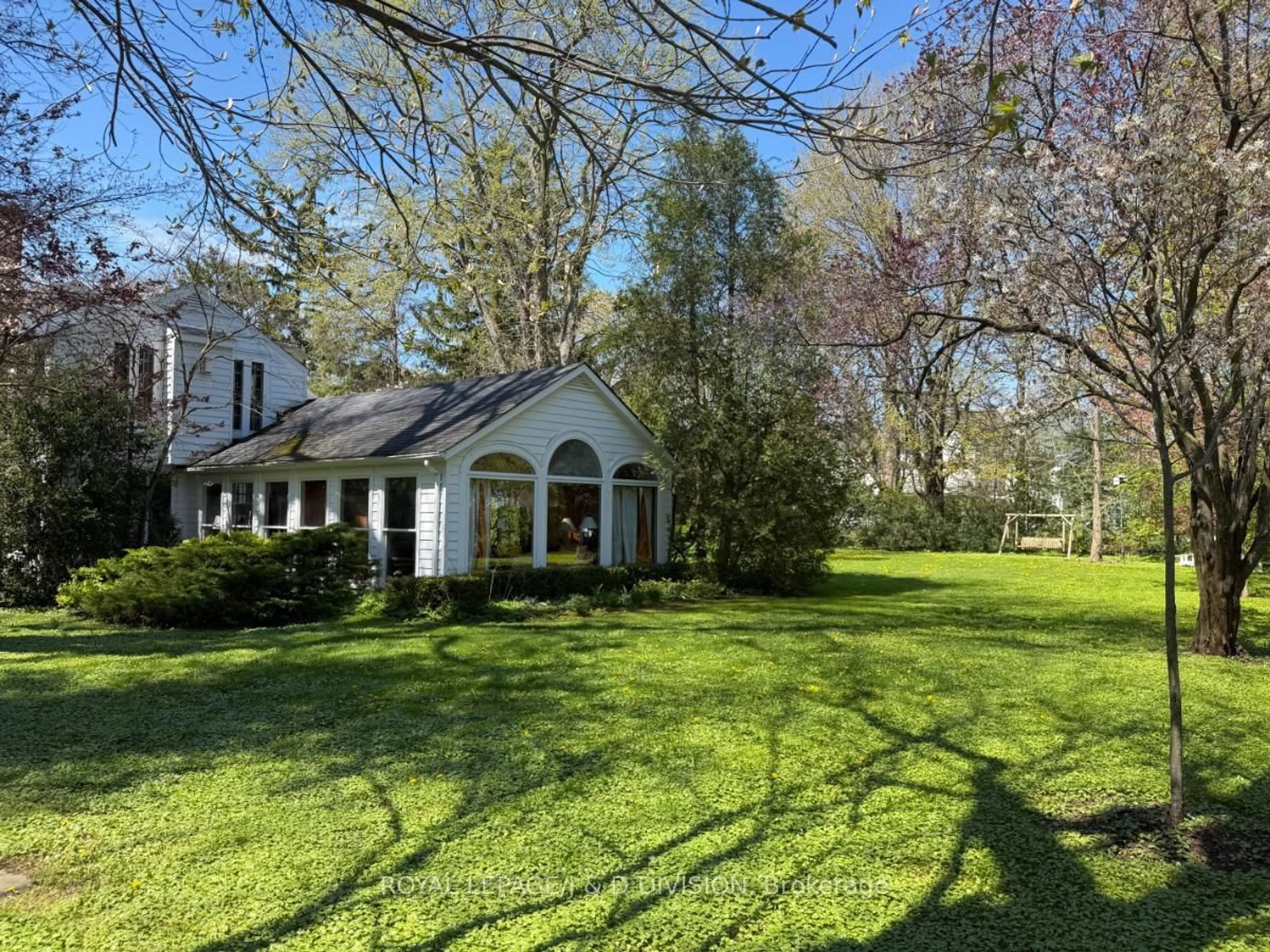 A pic from outside/outdoor area/front of a property/back of a property/a pic from drone, unknown for 217 Butler St, Niagara-on-the-Lake Ontario L0S 1J0