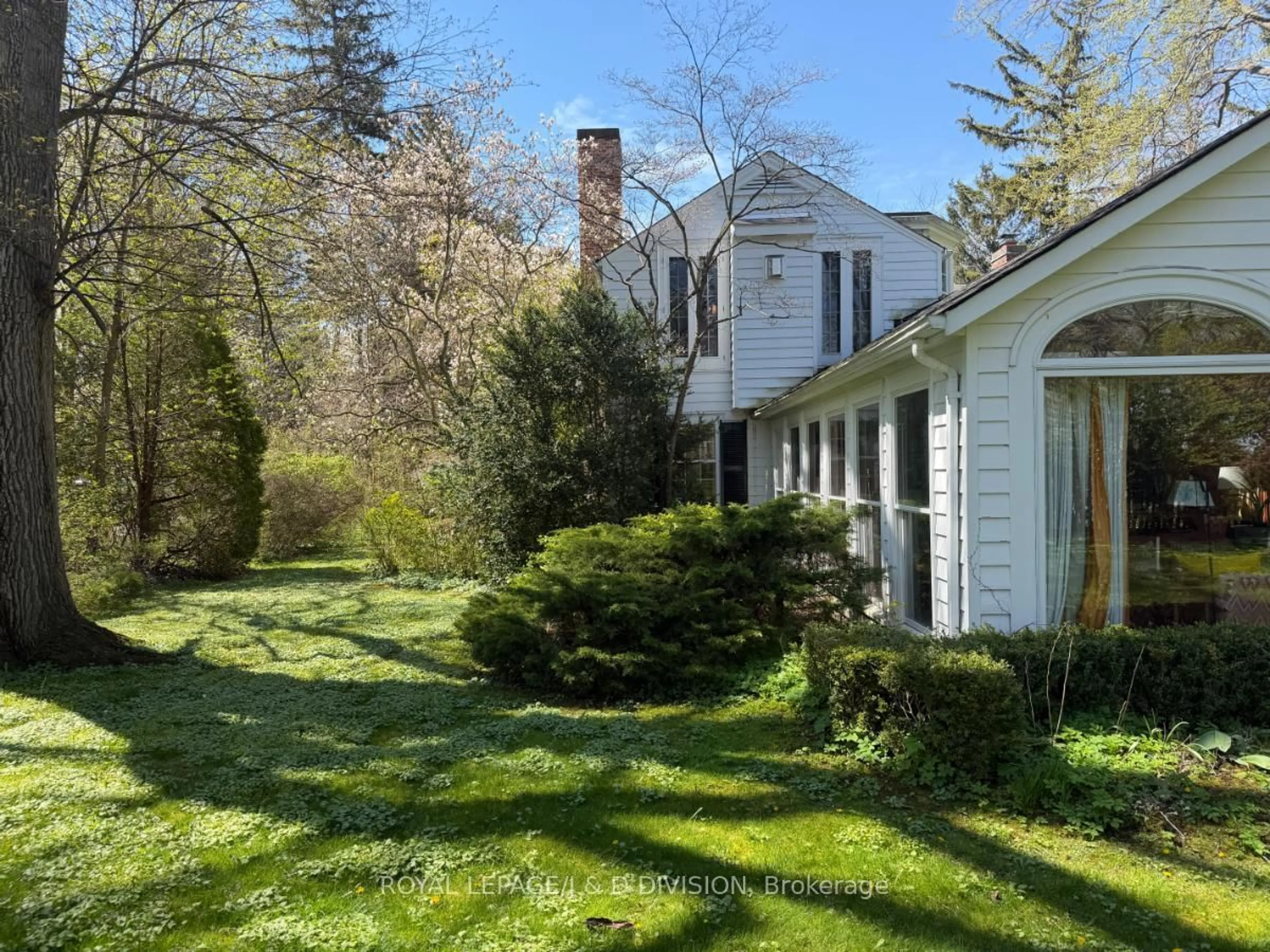 A pic from outside/outdoor area/front of a property/back of a property/a pic from drone, street for 217 Butler St, Niagara-on-the-Lake Ontario L0S 1J0