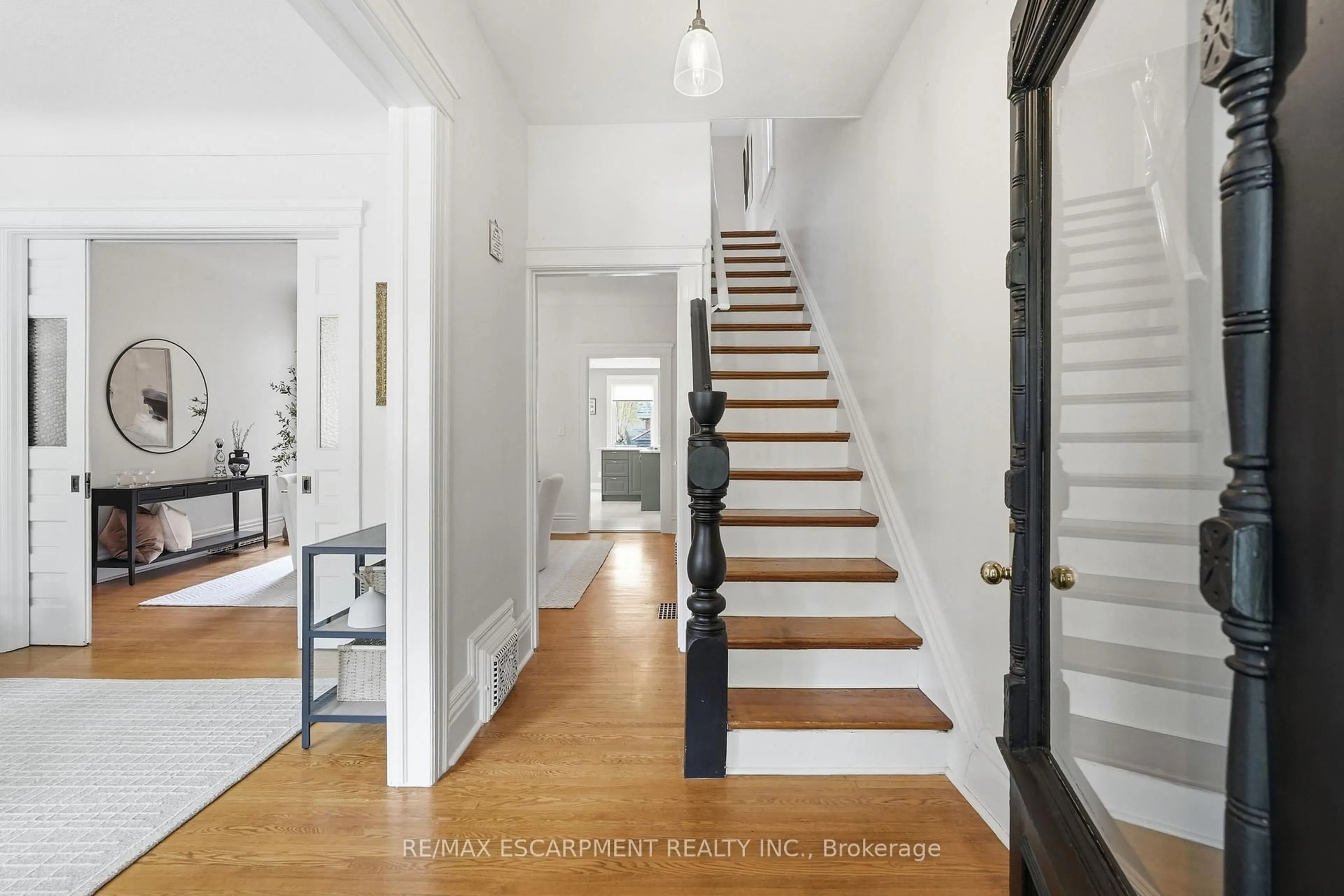 Indoor entryway for 141 Markland St, Hamilton Ontario L8P 2K3