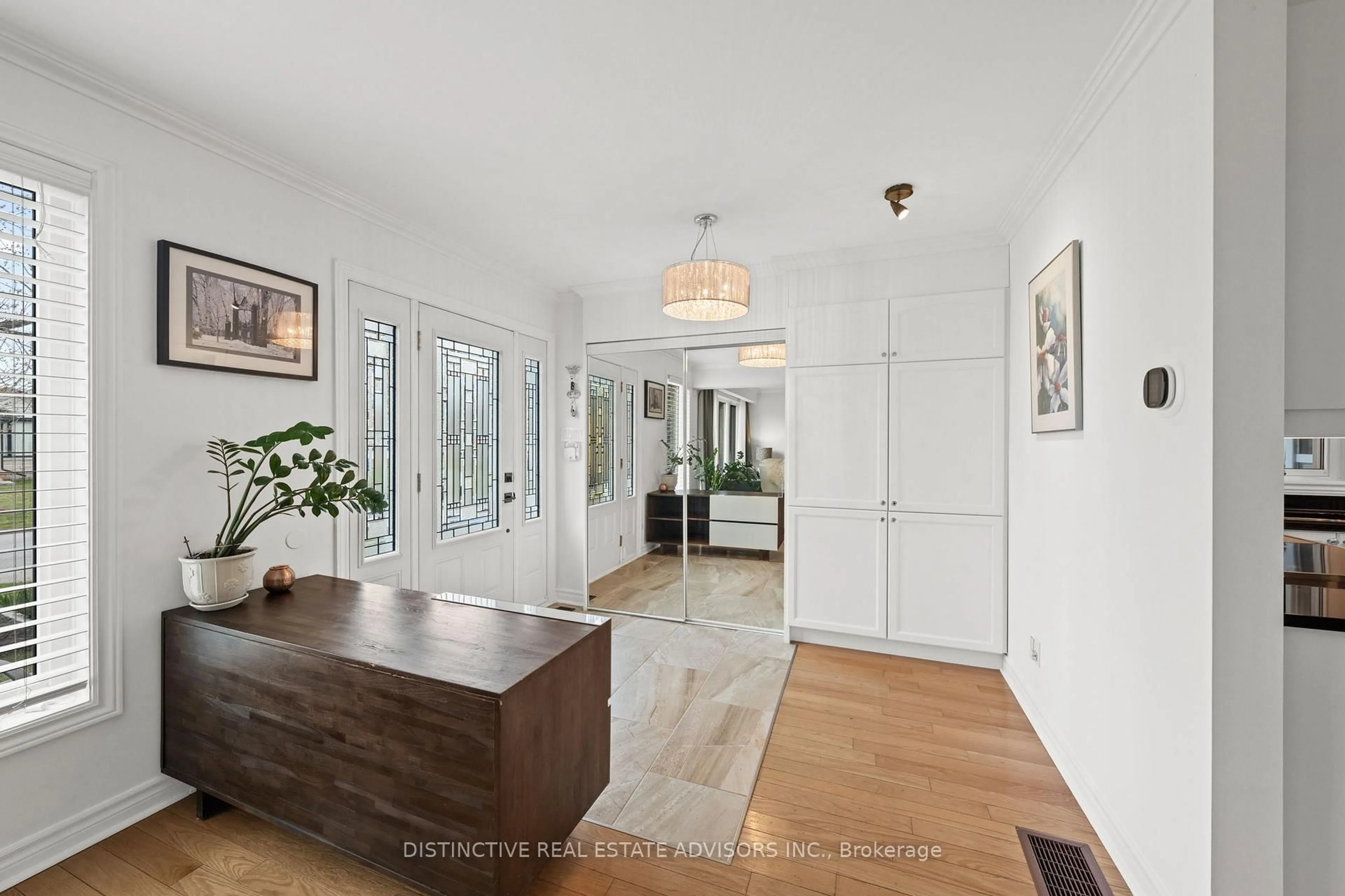 Indoor entryway for 606 Dickinson Ave, Ottawa Ontario K1V 7J4