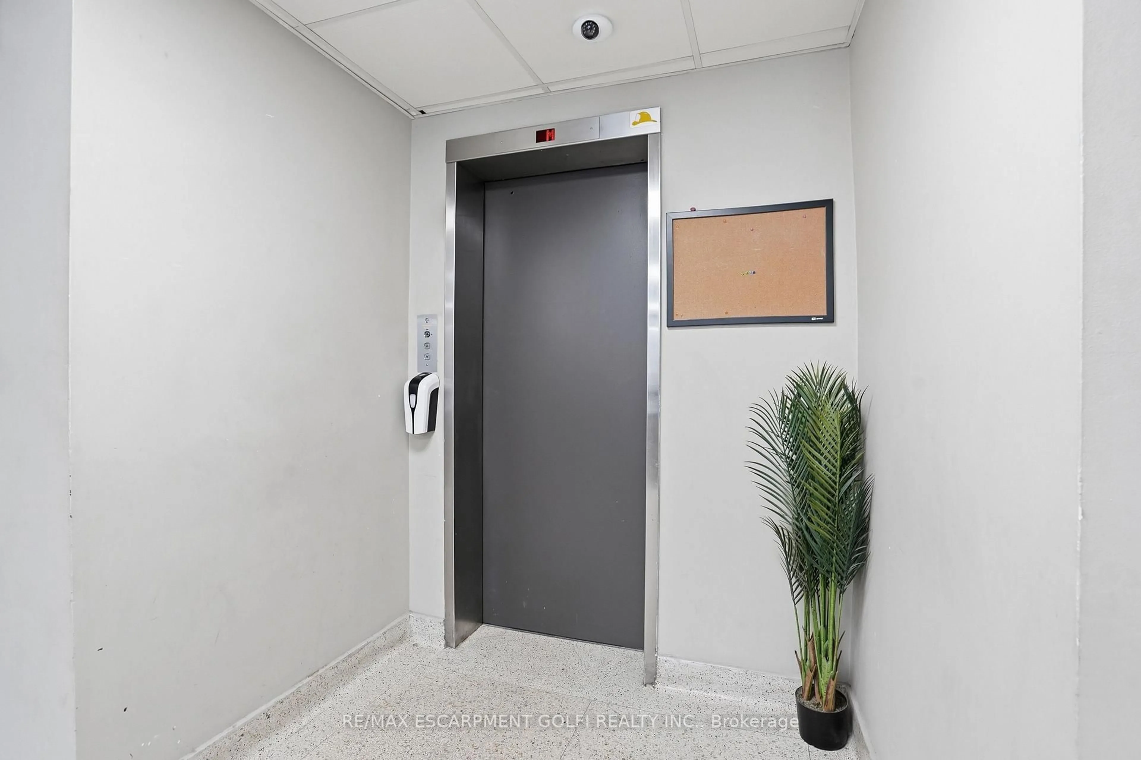 Indoor foyer for 30 Summit Ave #303, Hamilton Ontario L8V 2R8