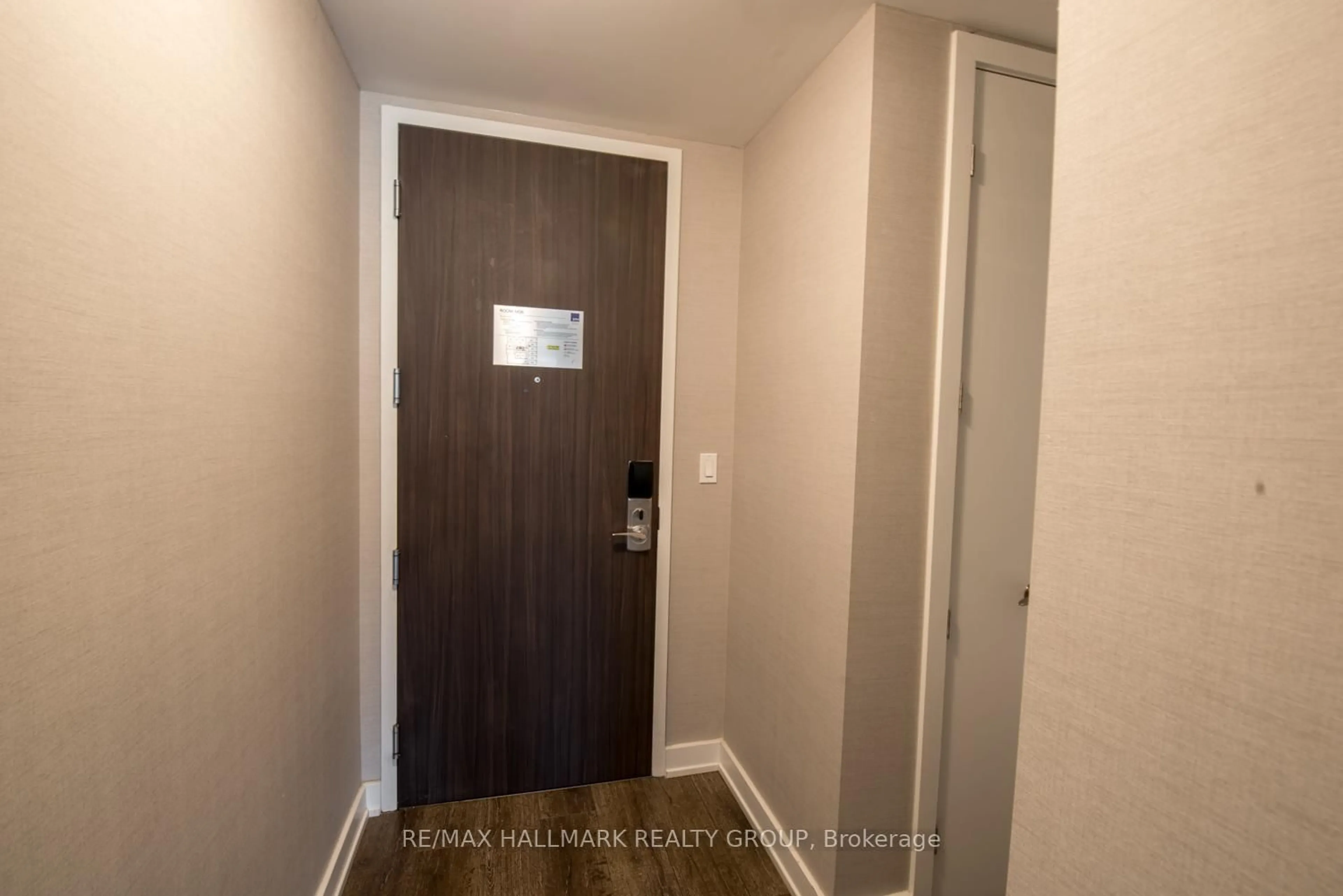 Indoor entryway for 111 Champagne Ave #210, Ottawa Ontario K1S 5V3
