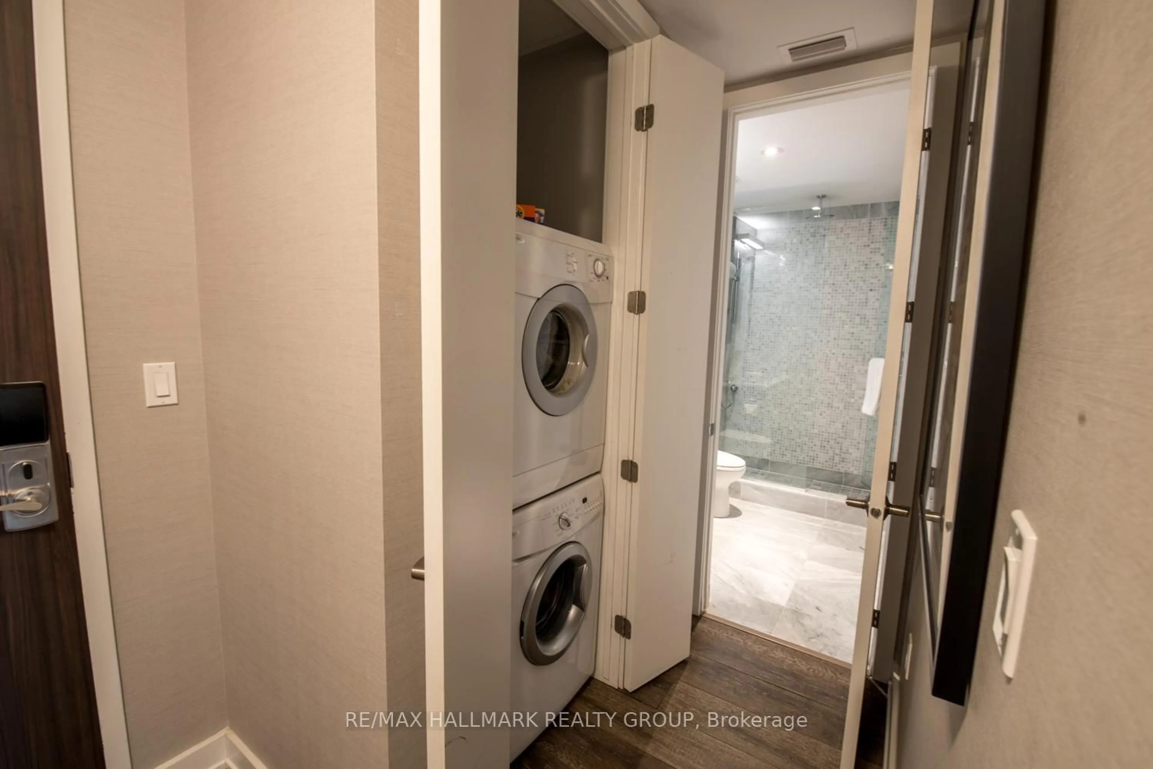 Laundry room for 111 Champagne Ave #210, Ottawa Ontario K1S 5V3