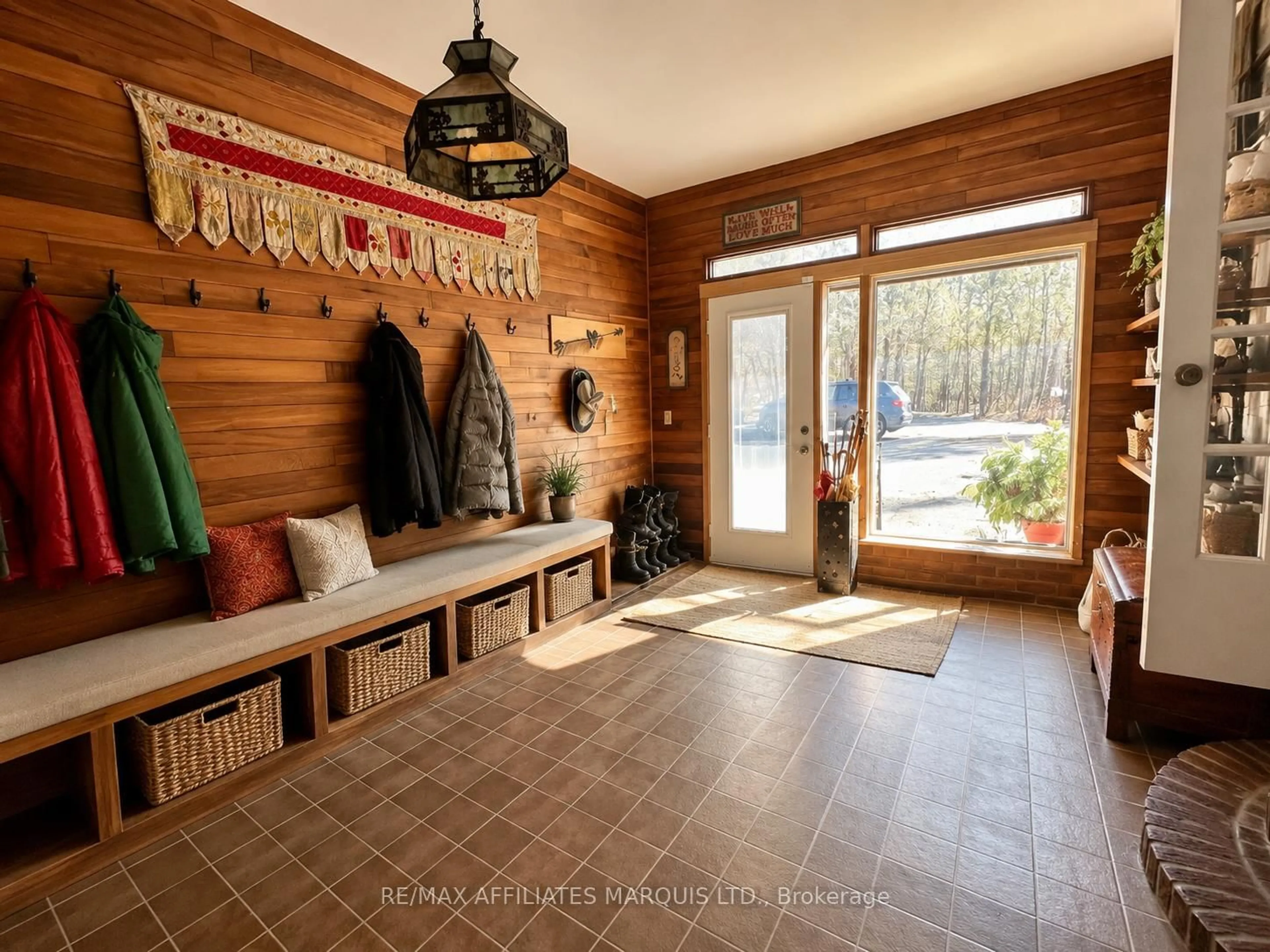 Indoor entryway for 20025 Beaupre Rd, South Glengarry Ontario K0C 1L0