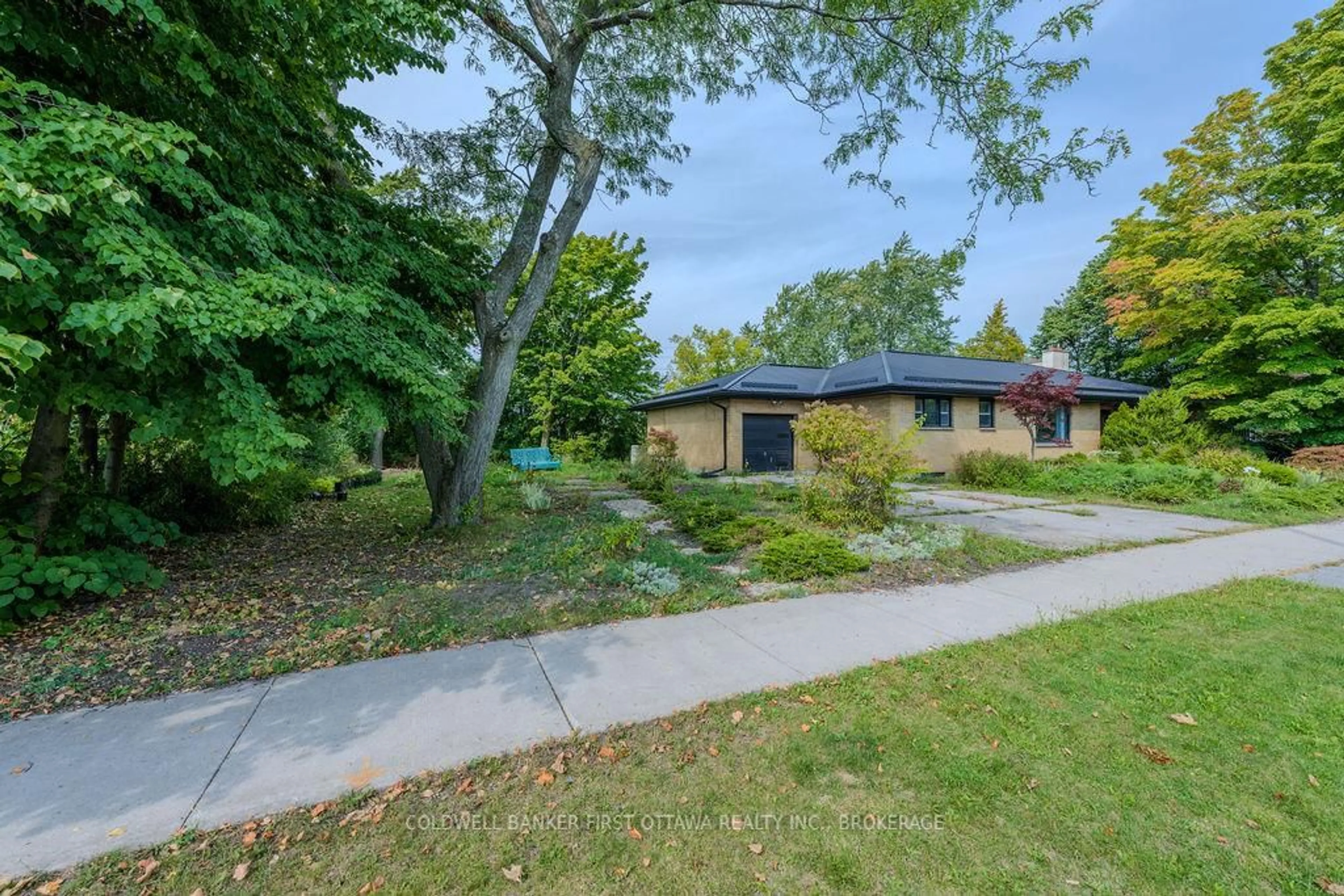A pic from outside/outdoor area/front of a property/back of a property/a pic from drone, street for 10 Brant Ave, Kingston Ontario K7K 4V1