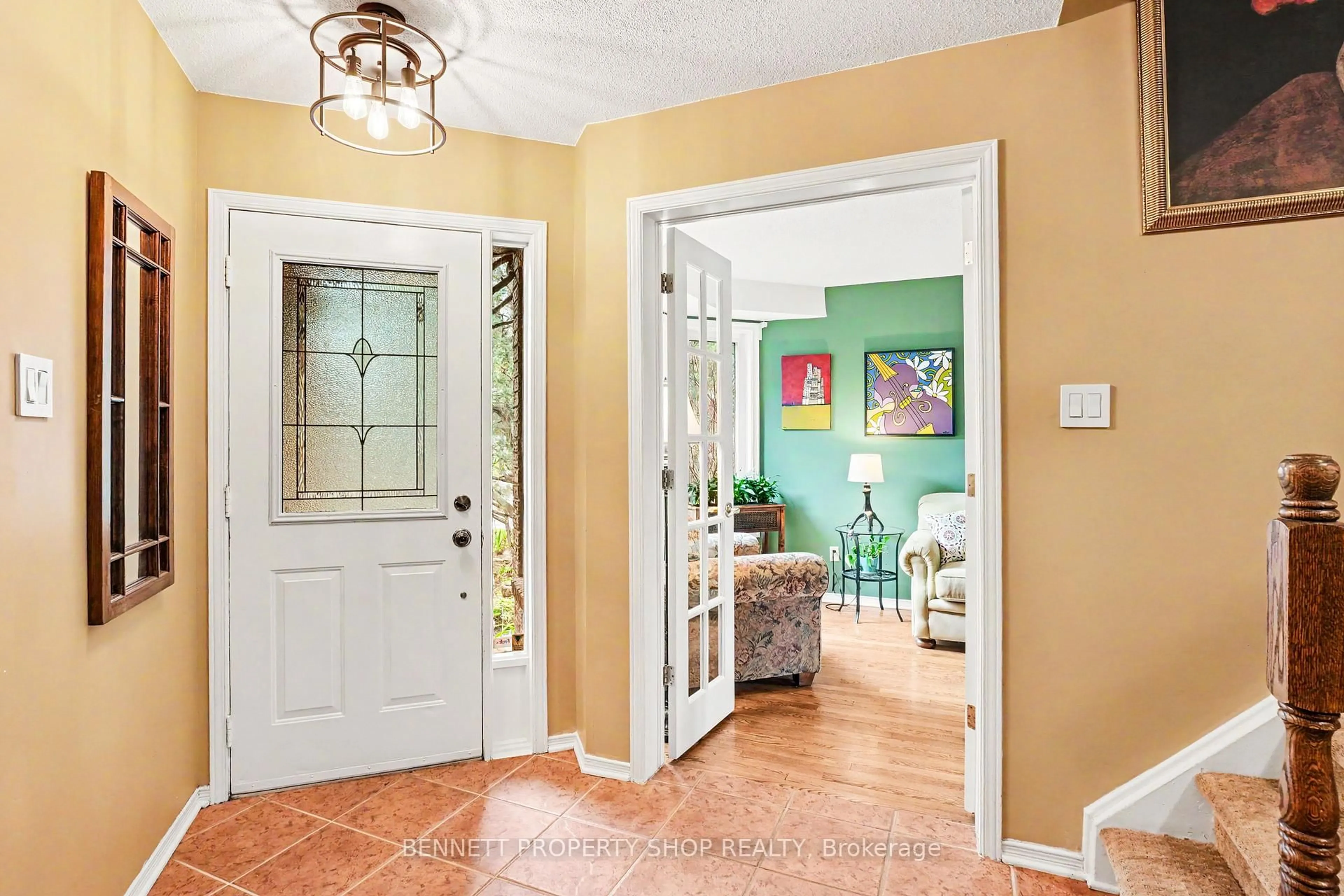 Indoor entryway for 1 Inwood Dr, Kanata Ontario K2M 2A4