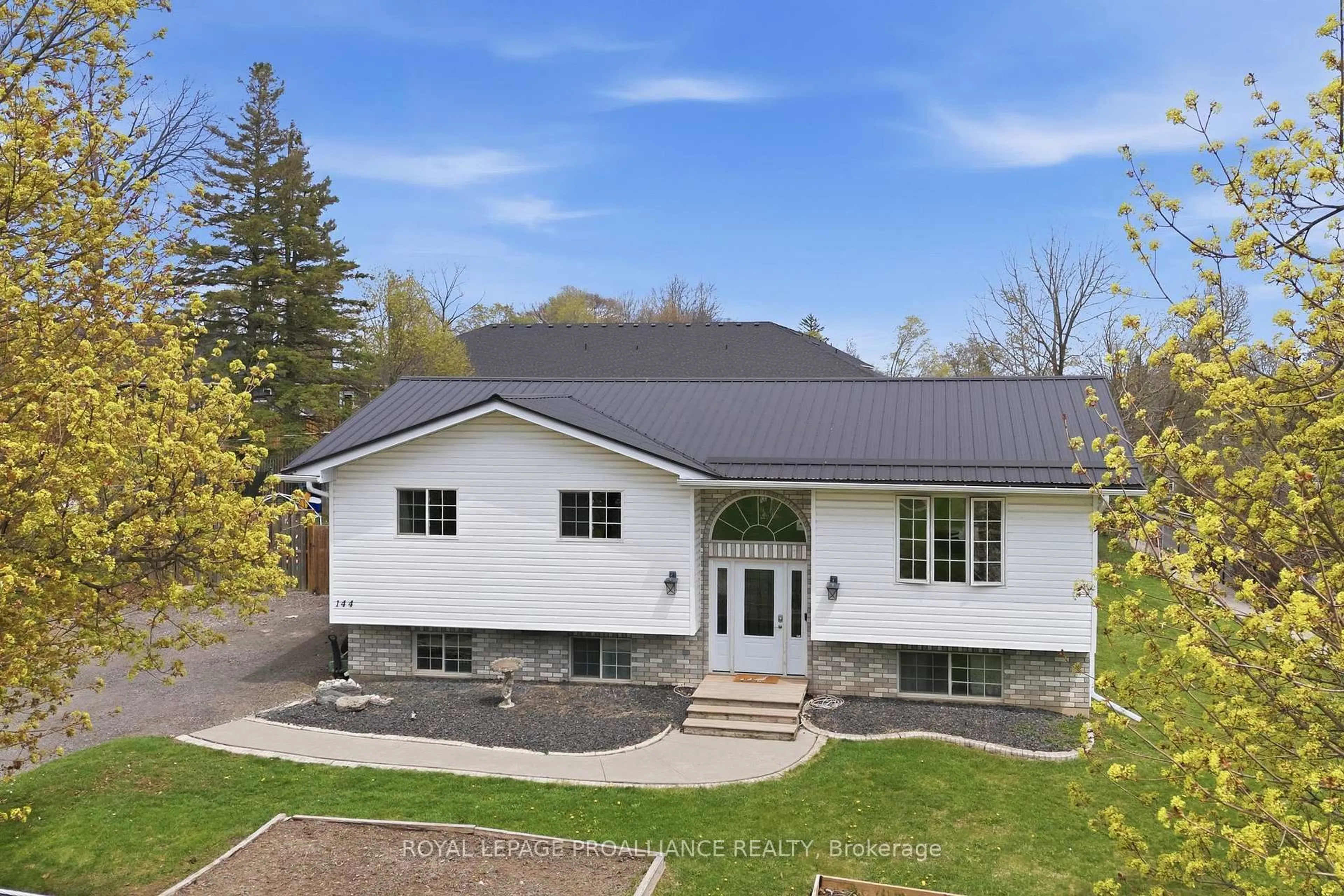 Home with vinyl exterior material, building for 144 Centre St, Deseronto Ontario K0K 1X0