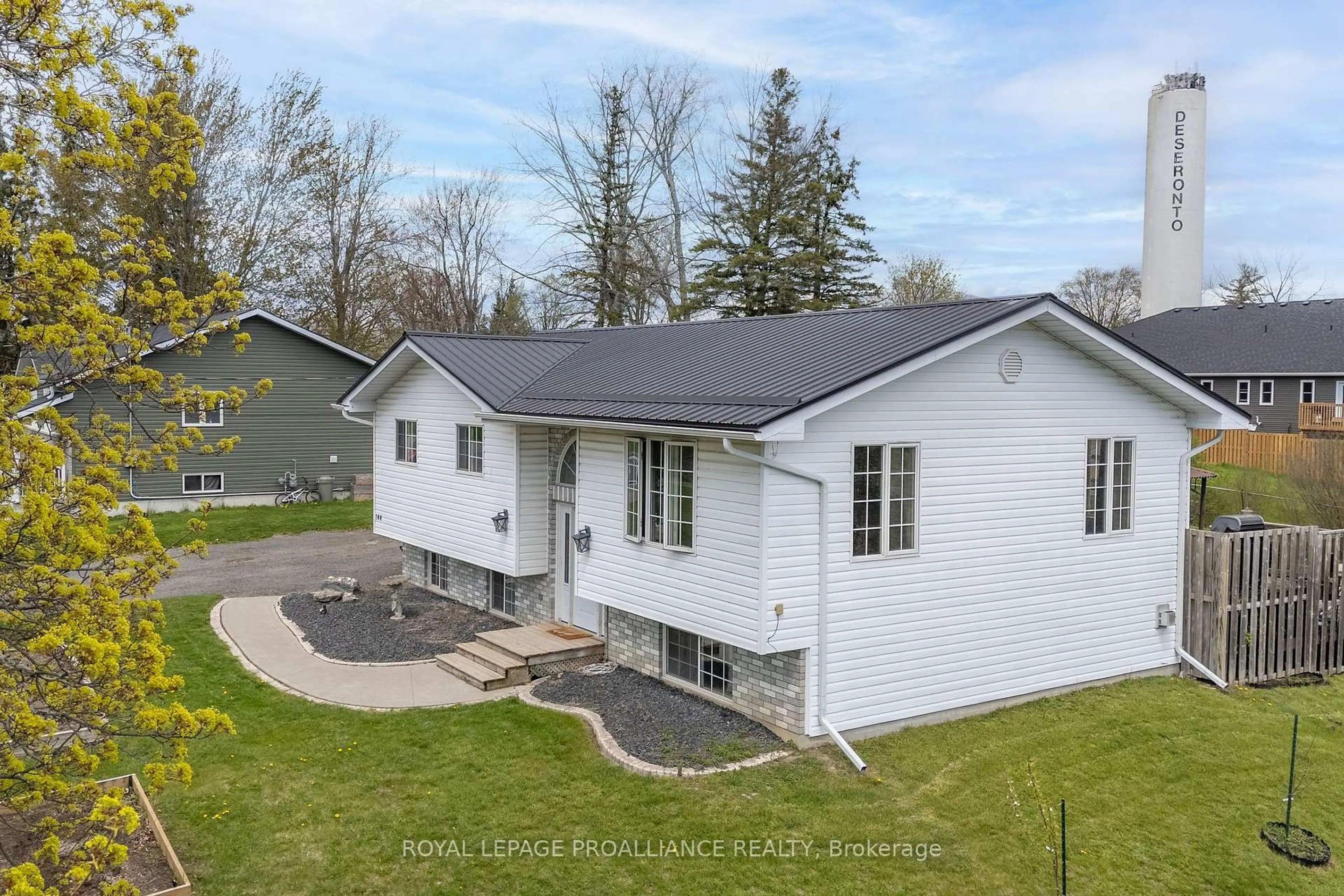 A pic from outside/outdoor area/front of a property/back of a property/a pic from drone, unknown for 144 Centre St, Deseronto Ontario K0K 1X0