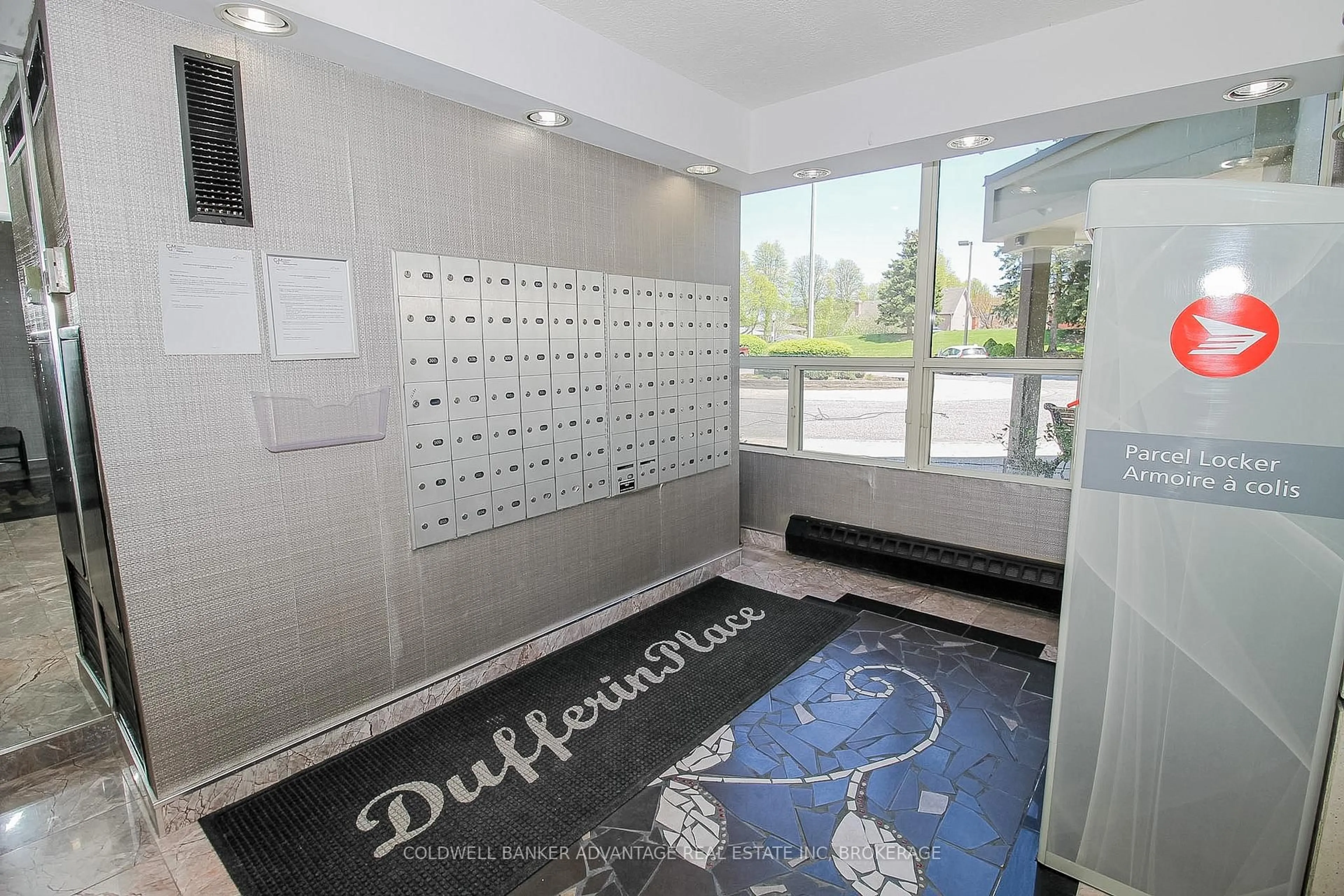 Indoor foyer for 5100 Dorchester Rd #105, Niagara Falls Ontario L2E 7H4