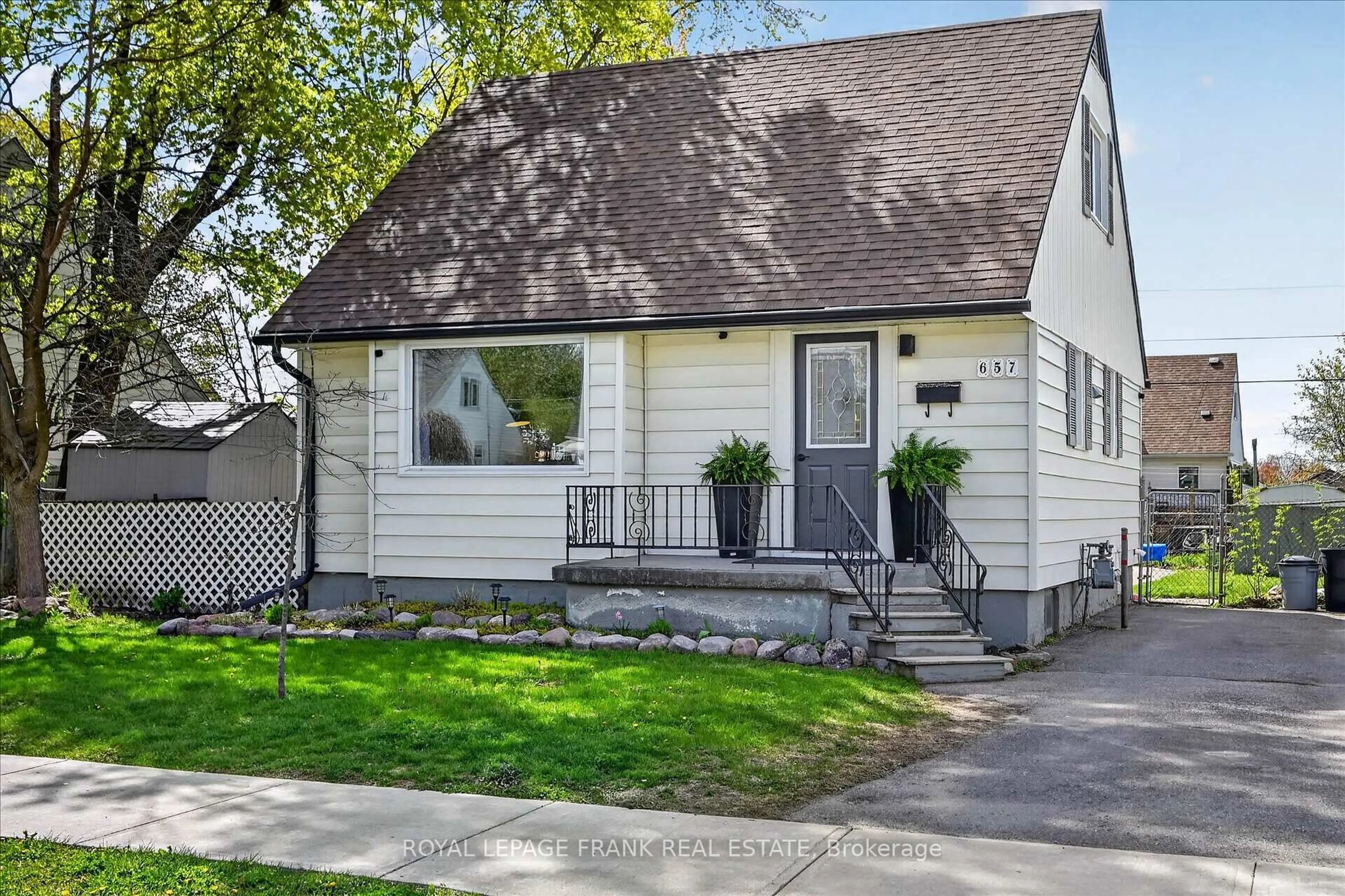Home with vinyl exterior material, street for 657 Mckellar St, Peterborough Ontario K9J 1R4