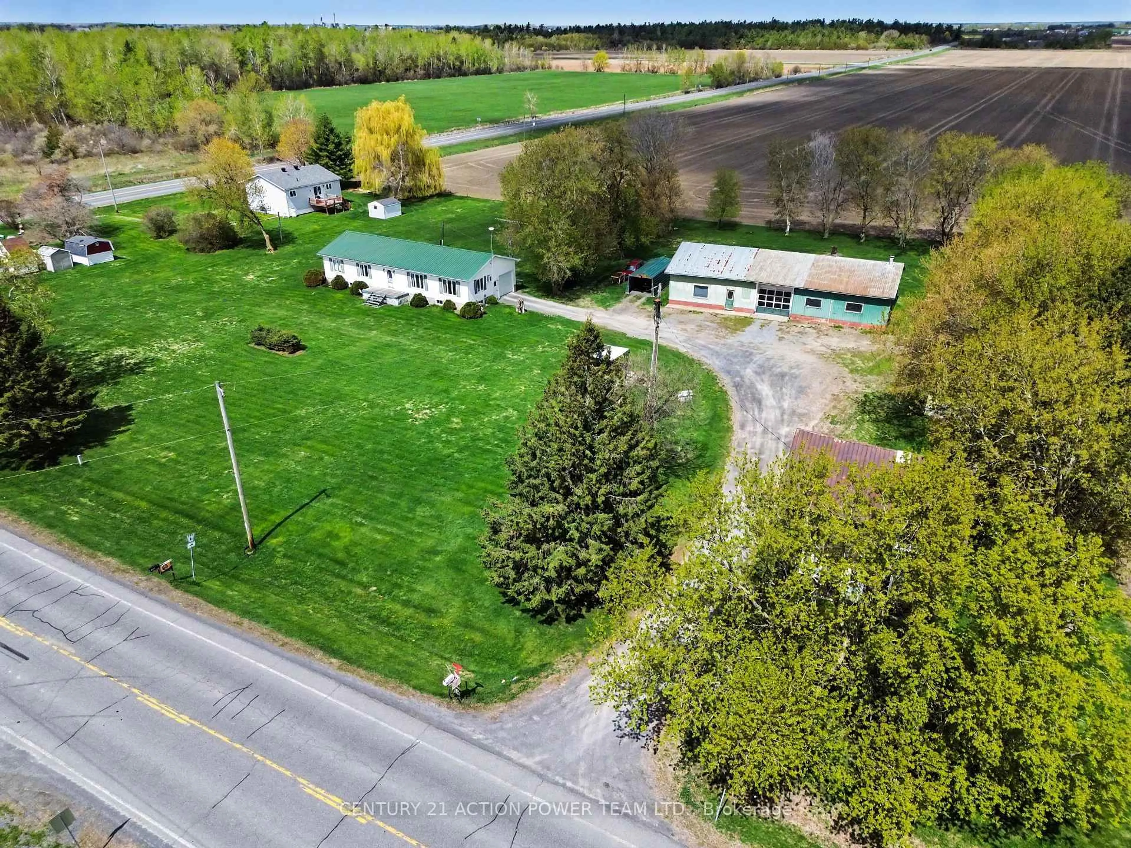 A pic from outside/outdoor area/front of a property/back of a property/a pic from drone, unknown for 15981 County Rd 6 Rd, North Stormont Ontario K0C 1W0