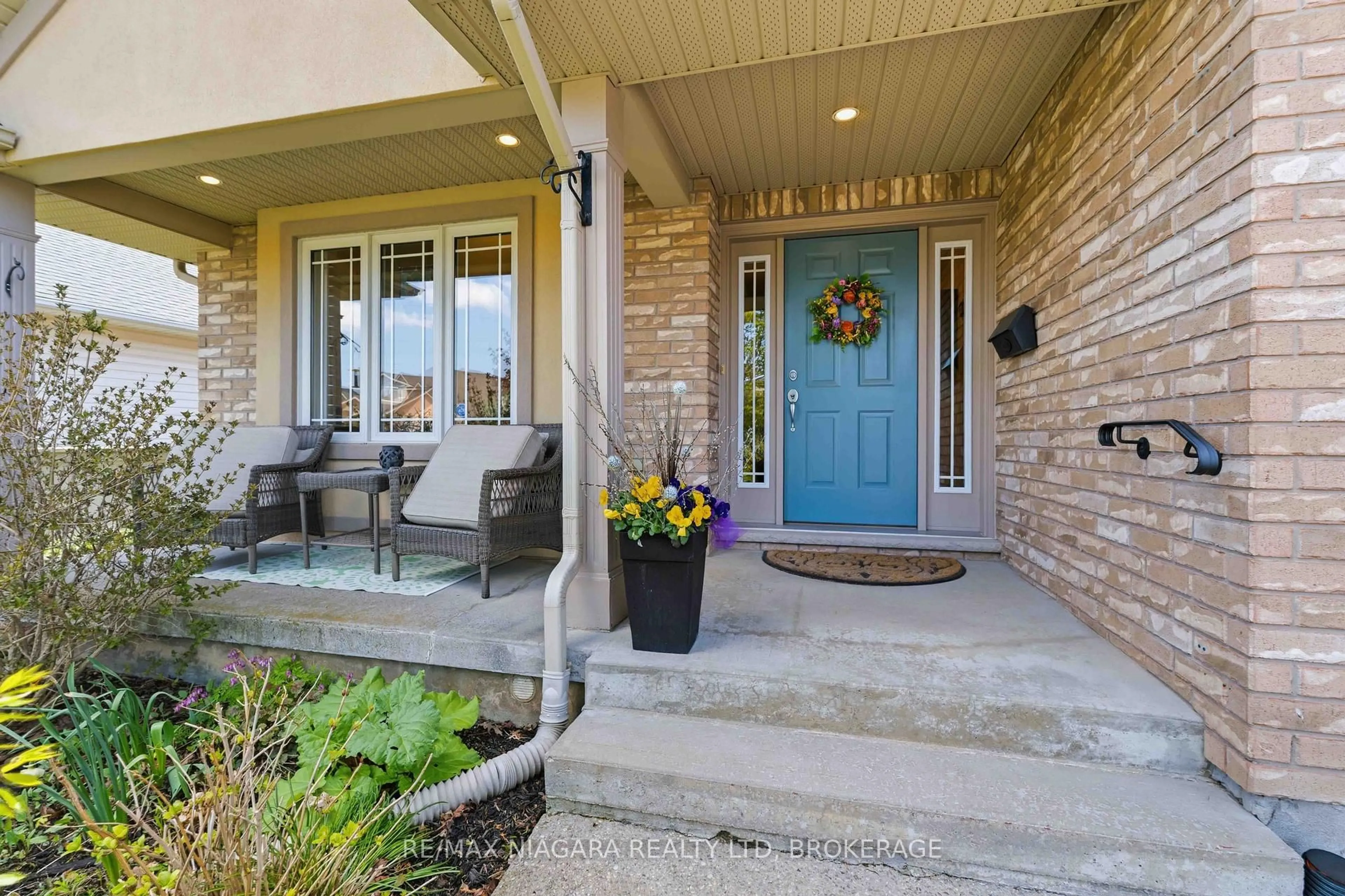 Indoor entryway for 14 Nicholas Dr, St. Catharines Ontario L2S 4C2