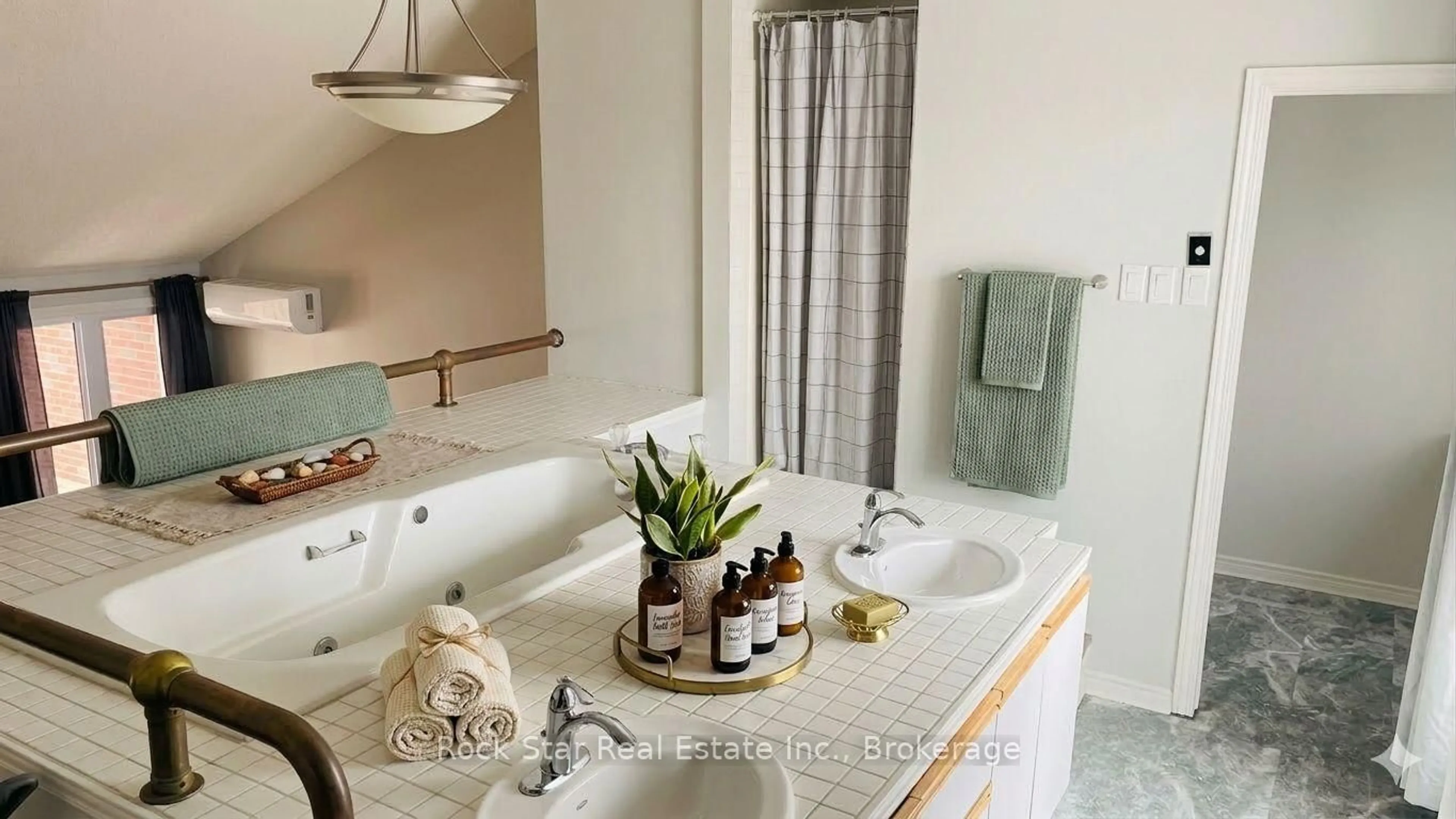Contemporary bathroom, ceramic/tile floor for 1 Place D'armes Pl #47, Kingston Ontario K7K 6S2