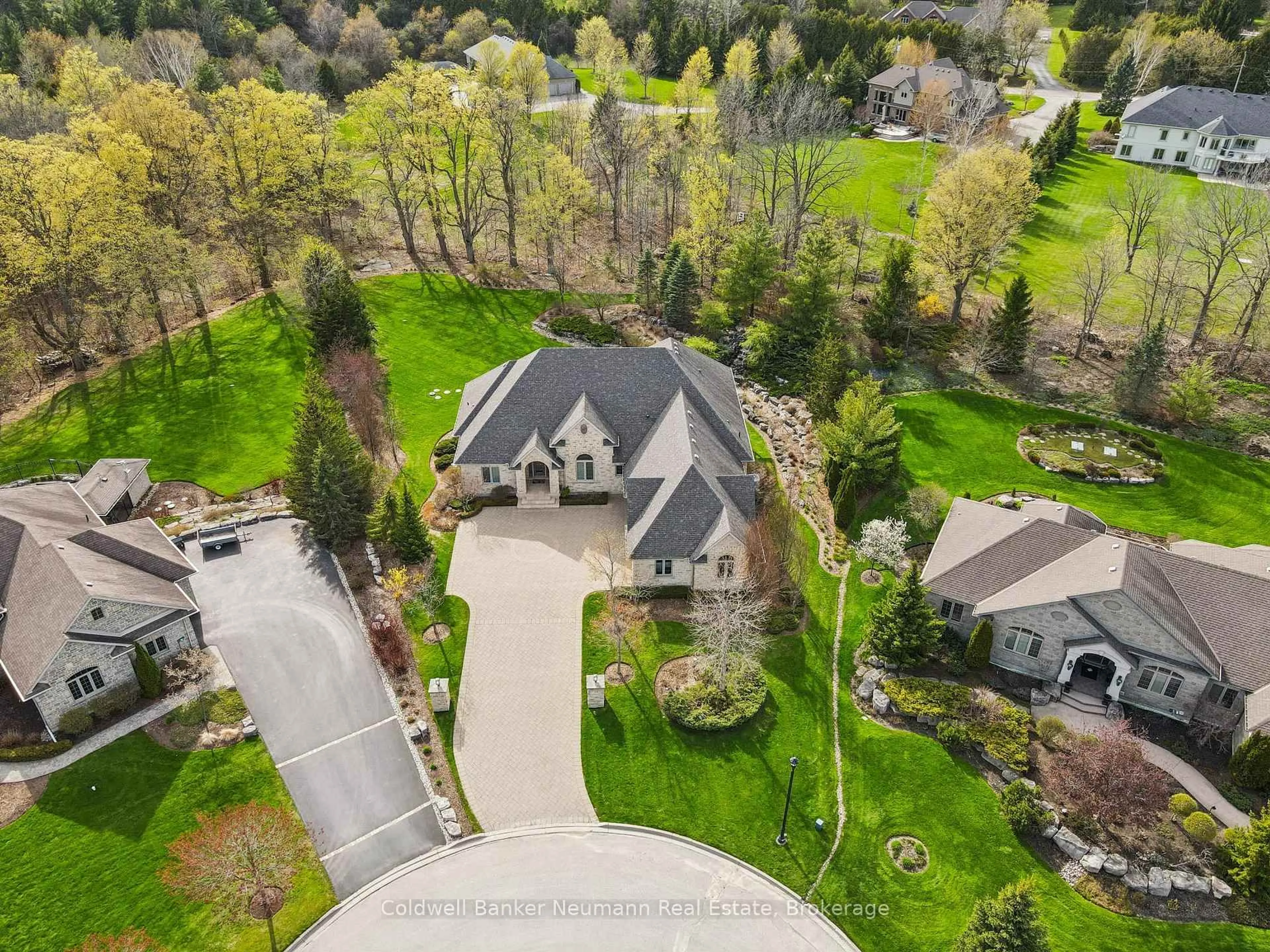 A pic from outside/outdoor area/front of a property/back of a property/a pic from drone, unknown for 33 Cassin Crt, Puslinch Ontario N0B 2J0