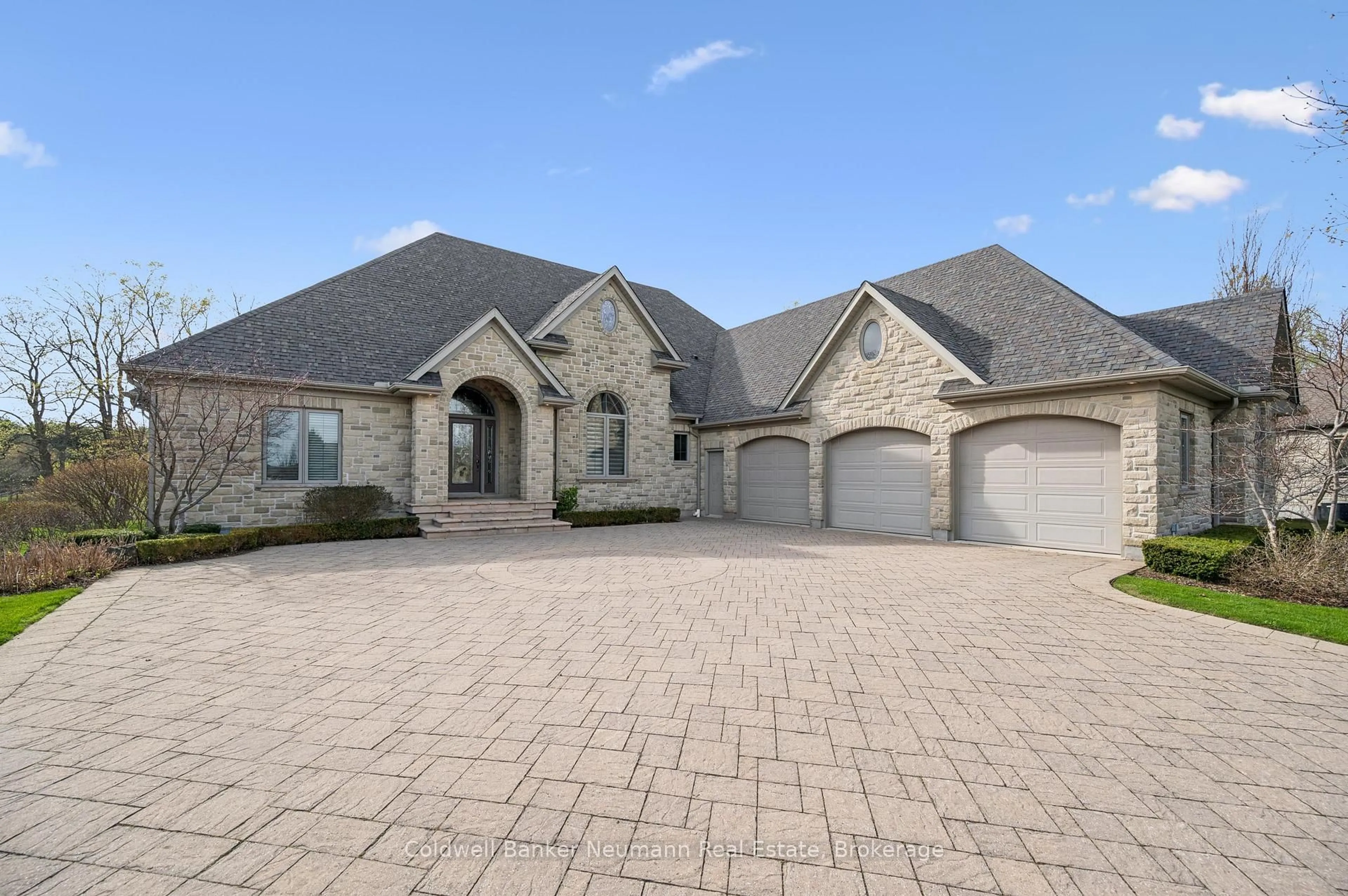Home with brick exterior material, street for 33 Cassin Crt, Puslinch Ontario N0B 2J0