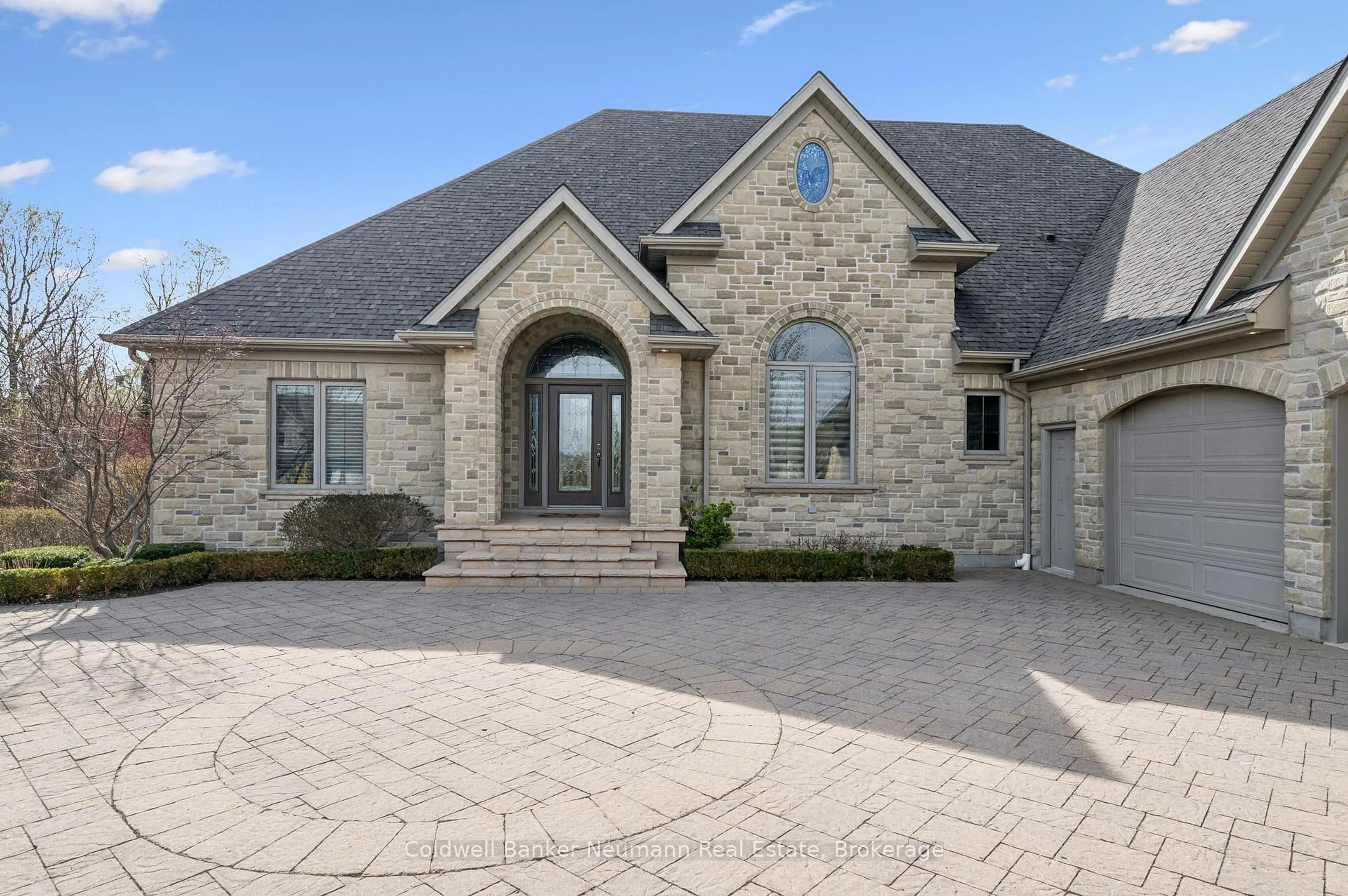 Home with brick exterior material, street for 33 Cassin Crt, Puslinch Ontario N0B 2J0