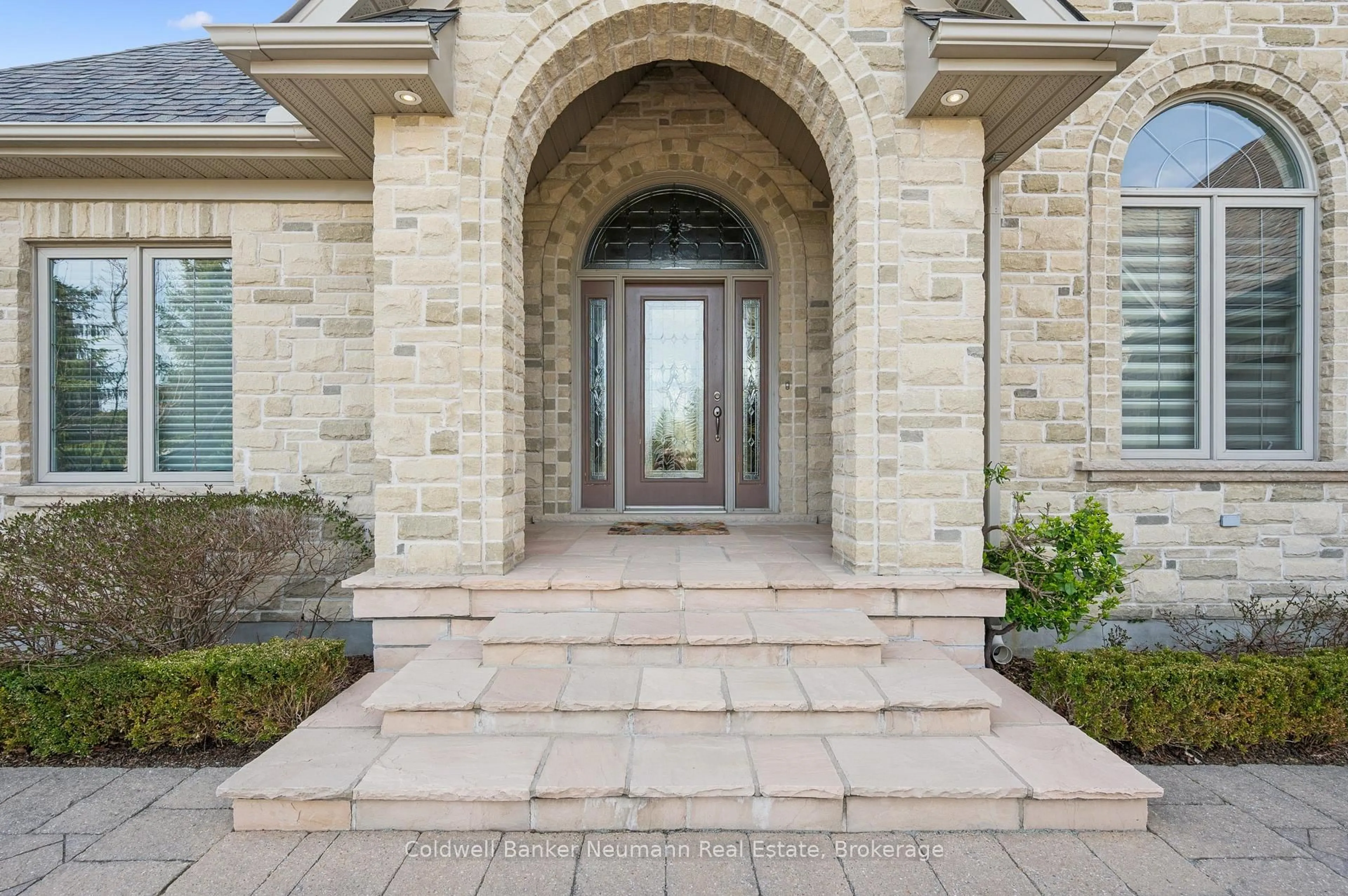 Indoor entryway for 33 Cassin Crt, Puslinch Ontario N0B 2J0
