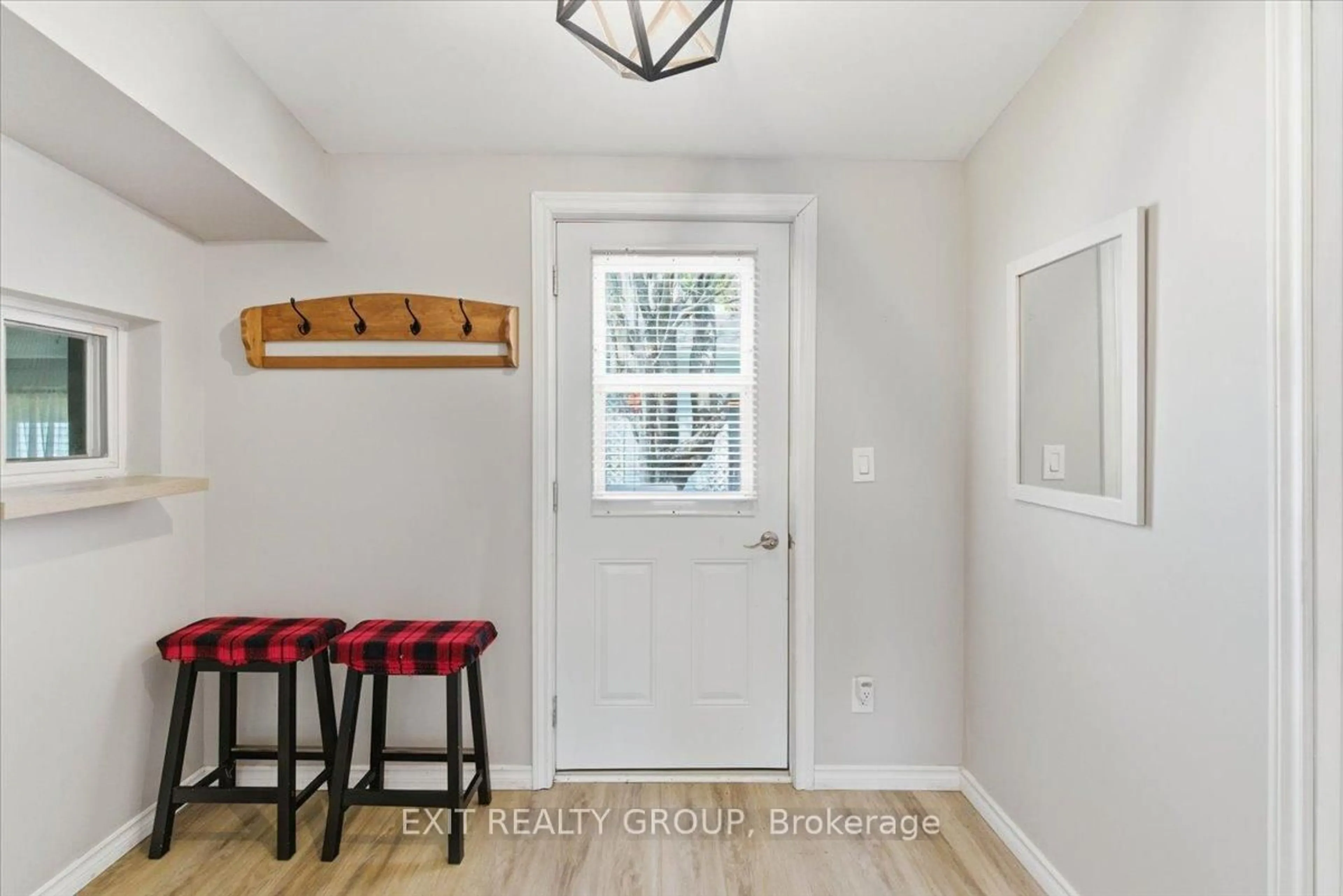 Indoor entryway for 22 Linden Blvd, Quinte West Ontario K8N 4Z3