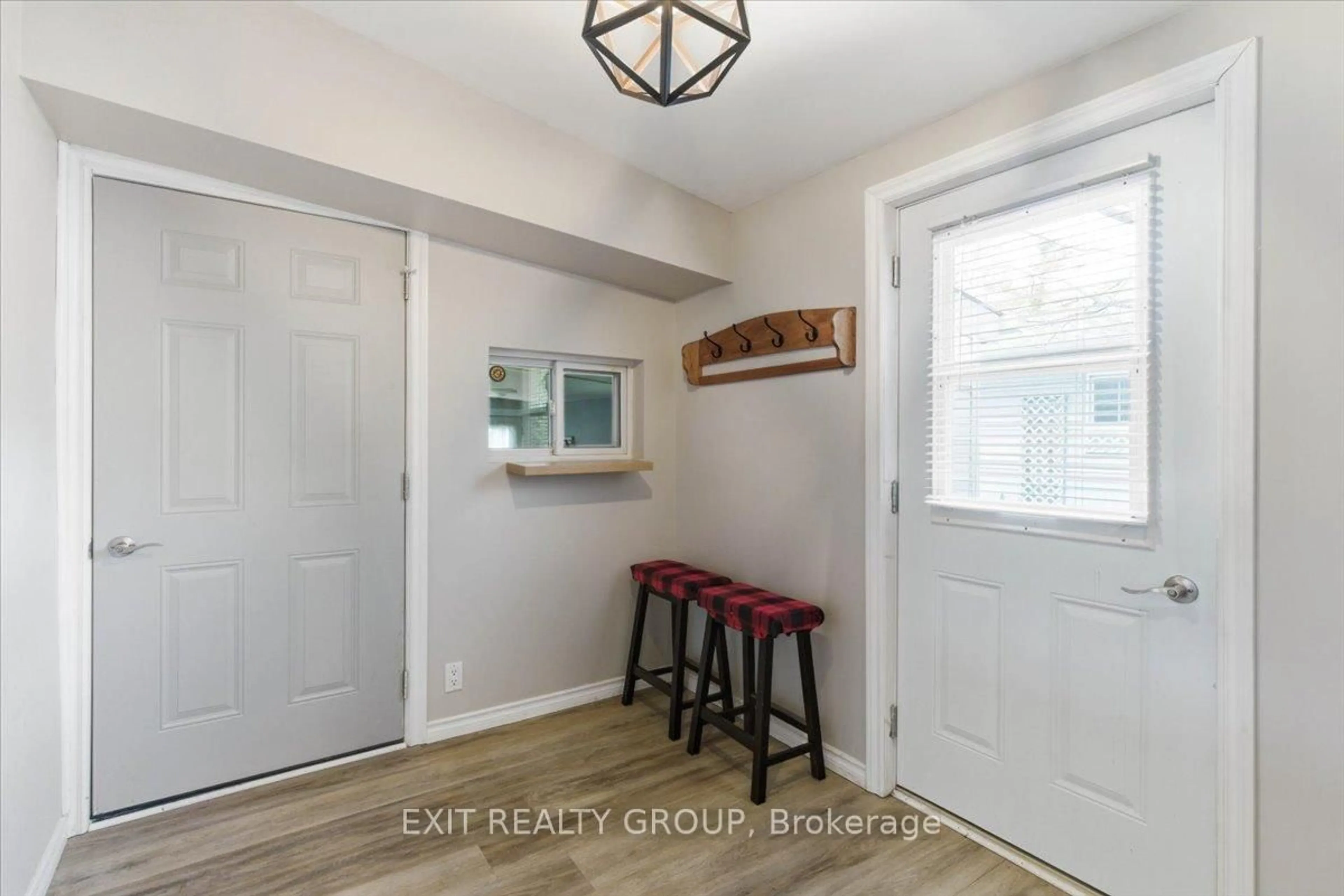 Indoor entryway for 22 Linden Blvd, Quinte West Ontario K8N 4Z3