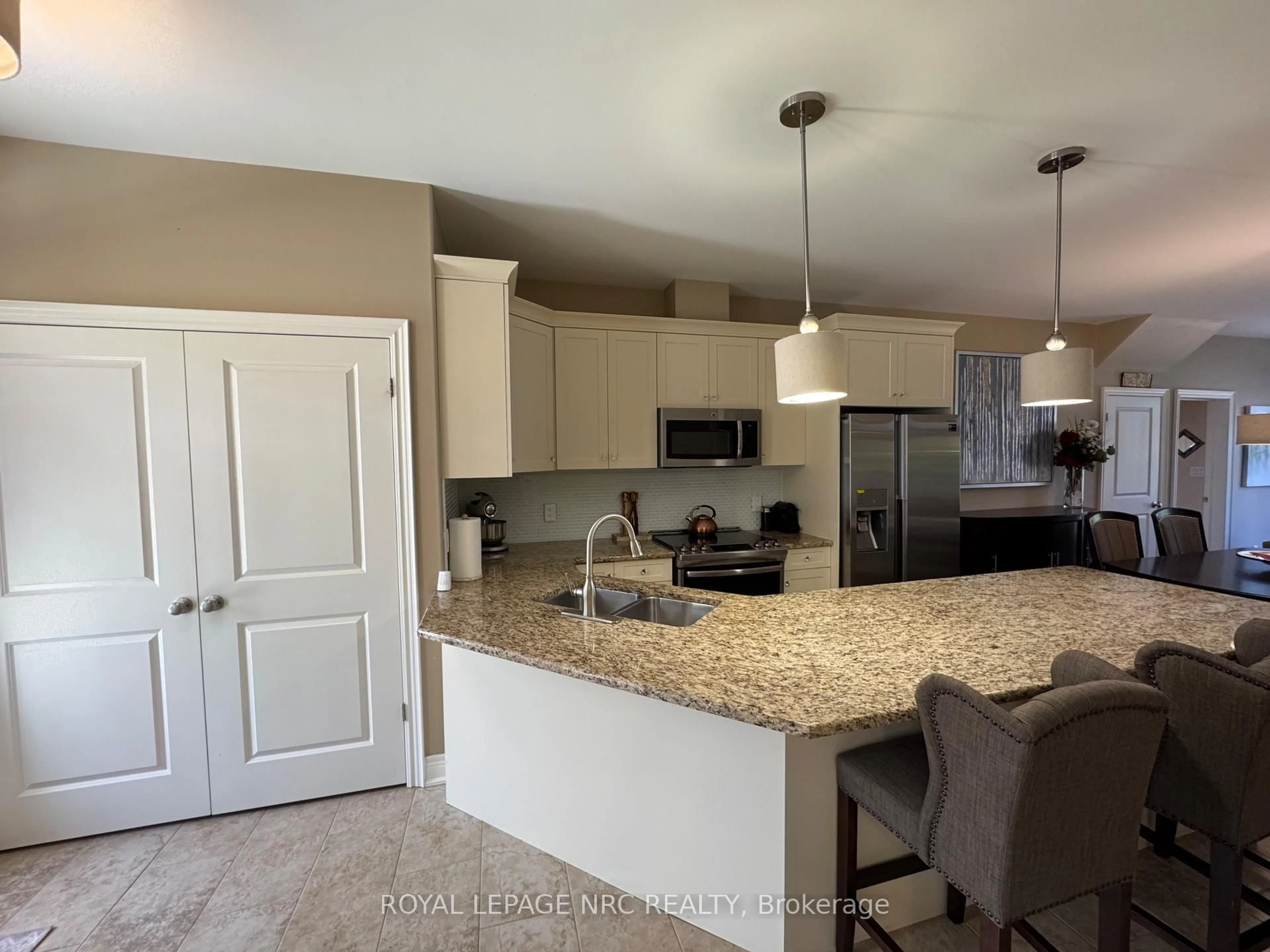 Open concept kitchen, ceramic/tile floor for 6186 Dorchester Rd #2, Niagara Falls Ontario L2G 5T2