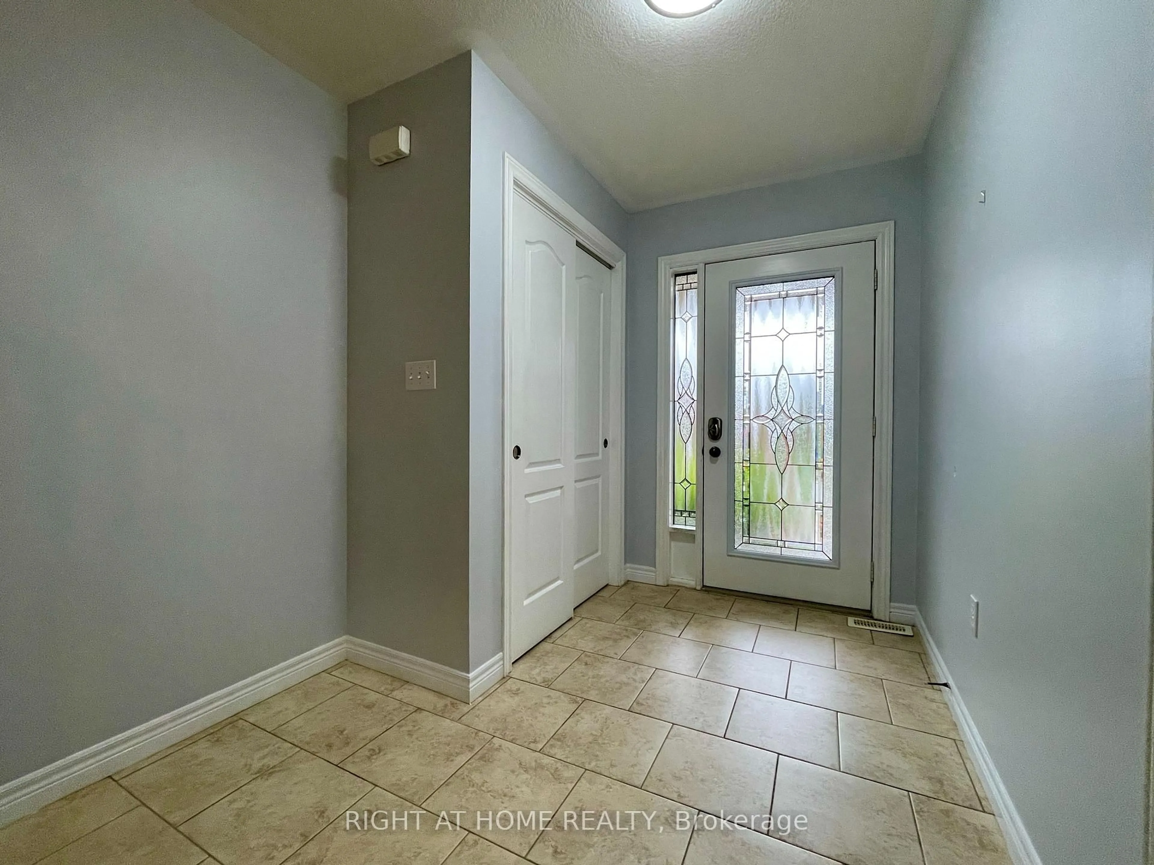 Indoor entryway for 9 Periwinkle Dr, Hamilton Ontario L0R 1P0