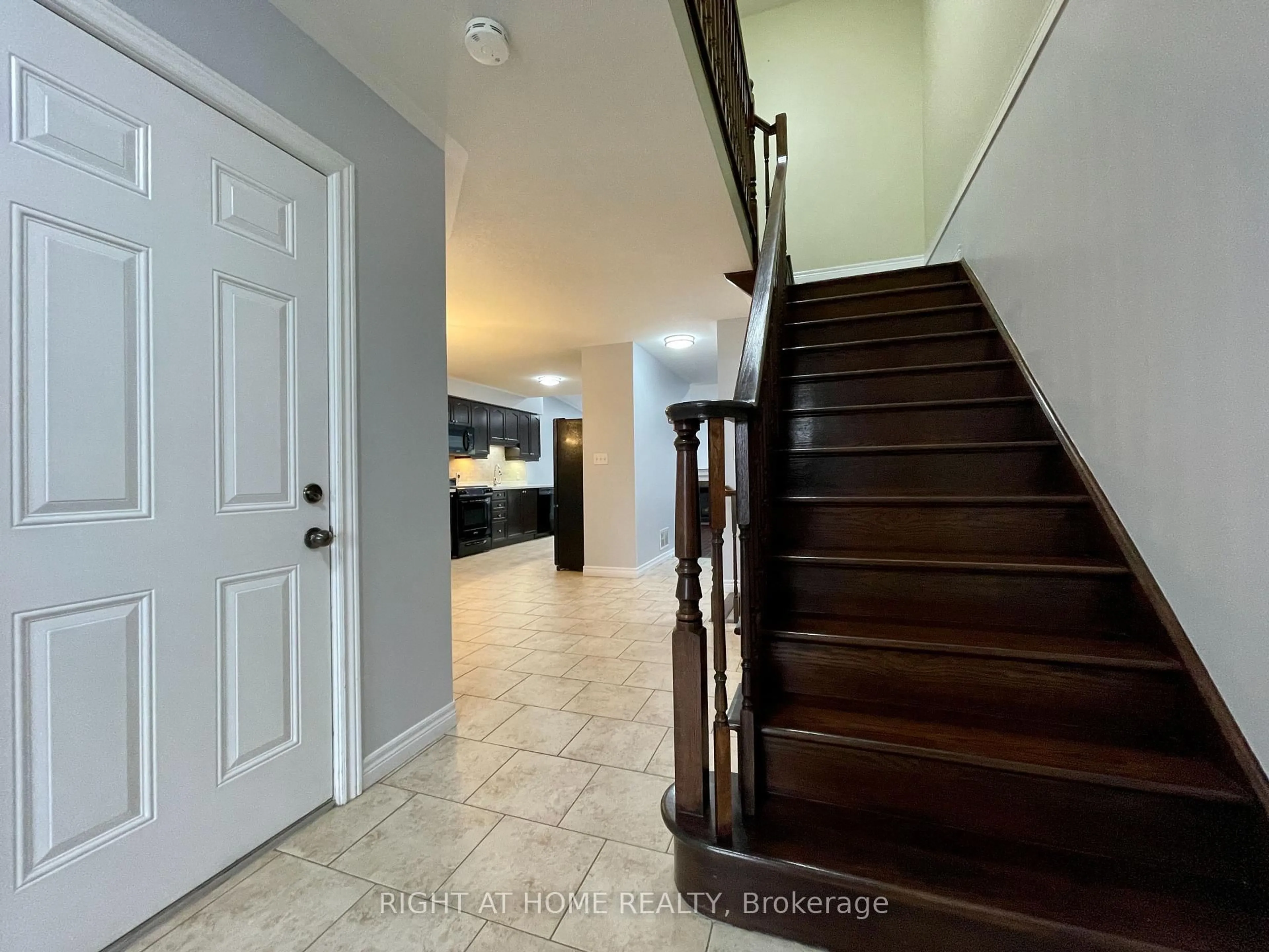 Indoor entryway for 9 Periwinkle Dr, Hamilton Ontario L0R 1P0