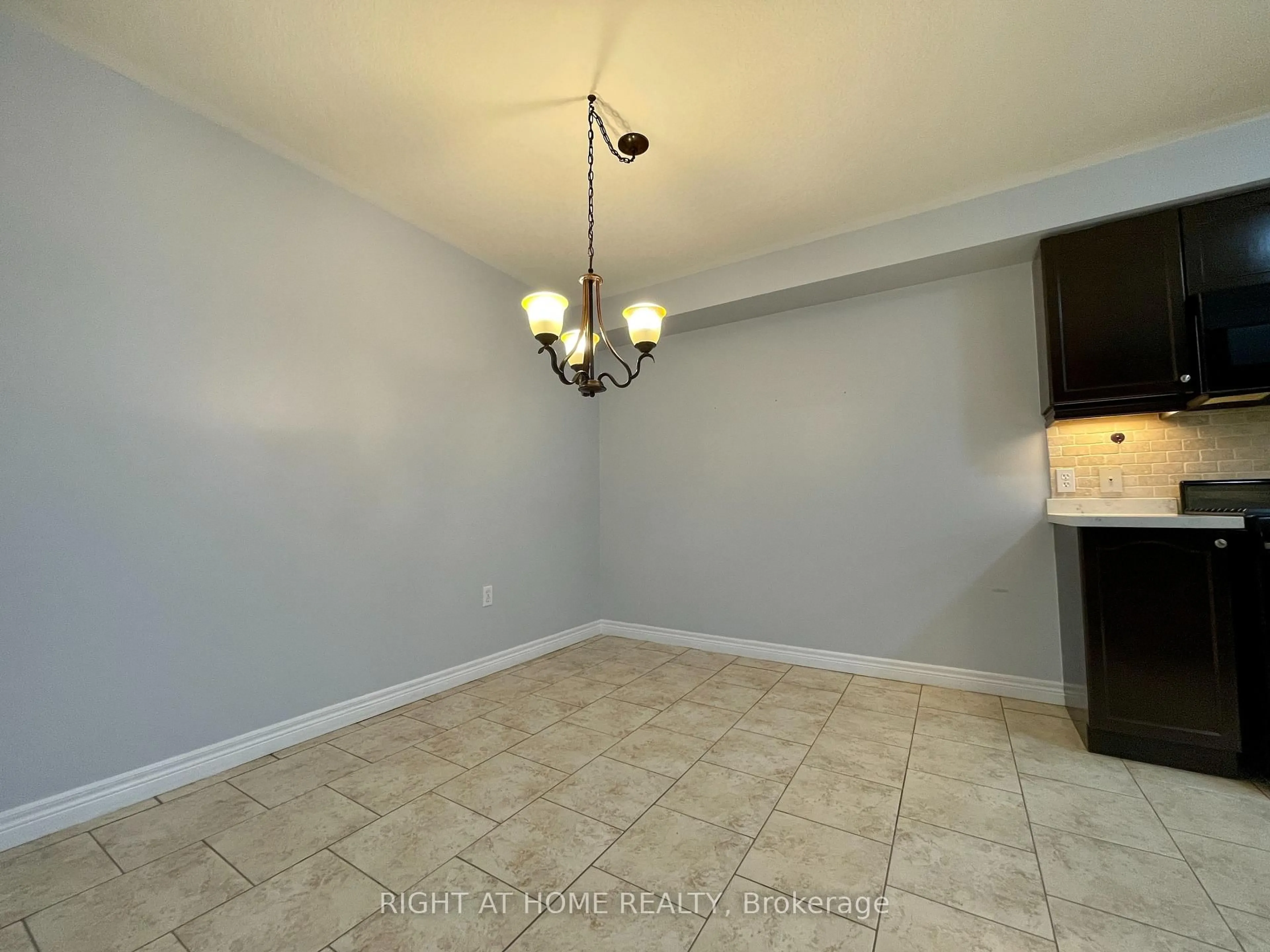 A pic of a room for 9 Periwinkle Dr, Hamilton Ontario L0R 1P0