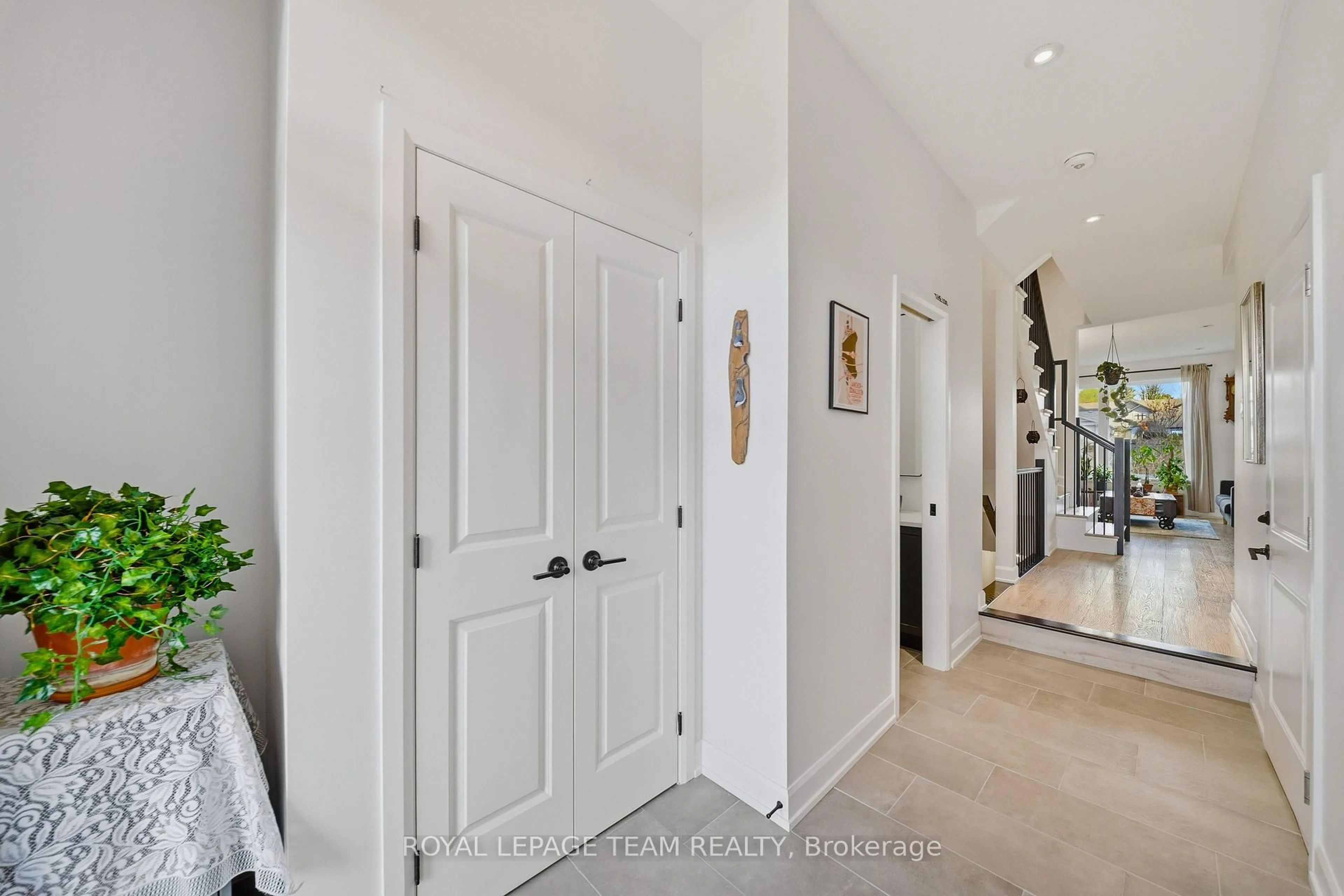Indoor entryway for 173 Rivington St #B, Carp Ontario K0A 1L0