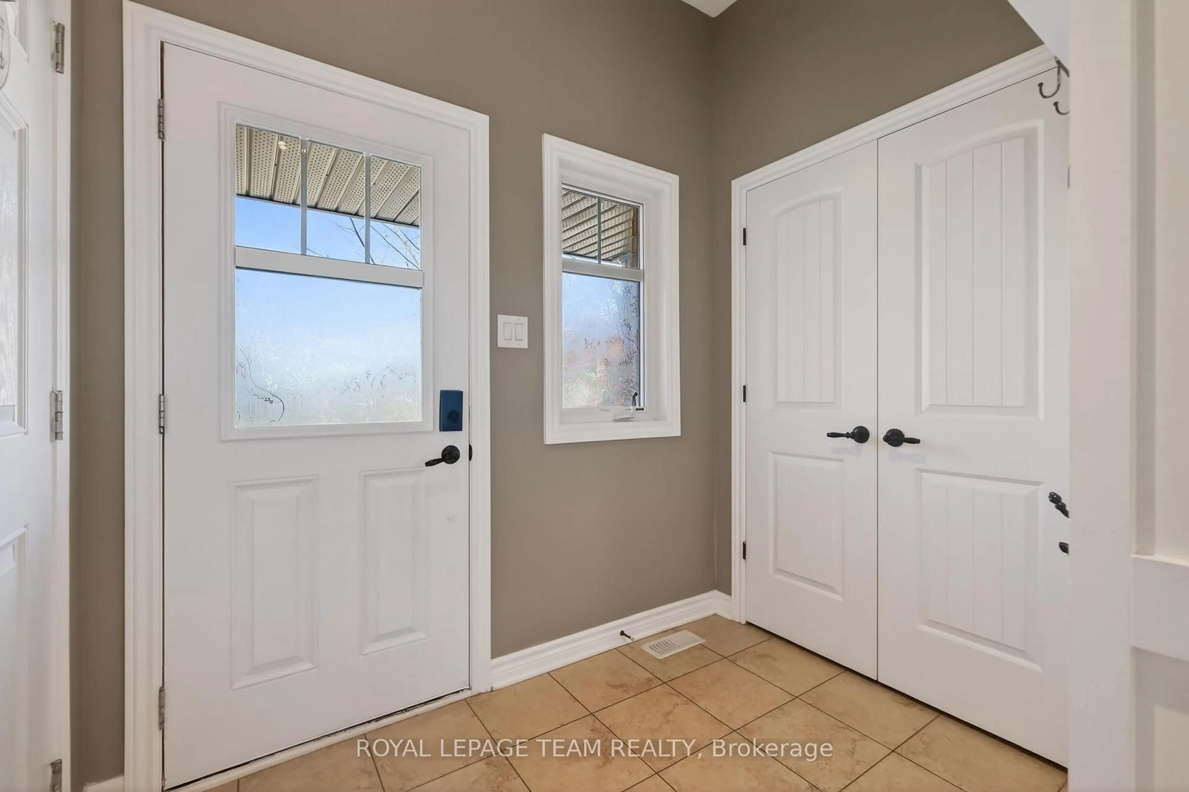 Indoor entryway for 2265 Marble Cres, Clarence-Rockland Ontario K4K 0G9